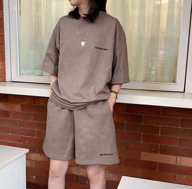 ♻️💯Upper body reference model picture❤️The top tested version BALENCIAGA large LOGO basic letters on the back pure cotton loose loose male and female couples the same fashion brand high-end embroidered pure cotton short-sleeved T-shirt. The god of simplicity in Paris, a volume sought after by many stars. Lisa’s favorite basic short-sleeved Paris style, which has a very high appearance rate. Wear alone, paired with jeans, shorts, and sweatpants, it's a versatile style. Xiaohongshu, a hot item on INS, a must-have for Paris fans.  Using Tajima embroidery technology imported from Japan, the printing looks very three-dimensional and full, with no threads. Regardless of the size, the front and back letters can be expressed perfectly! The fabric is made of 32S 260g combed cotton fabric, which is full of drape!  A complete set of customized tags, collar tags, washed, plastic bags, and most importantly, a complete set of bags, tag codes, and codes are all authentic.  Color: mint green dark gray Size: XS-L