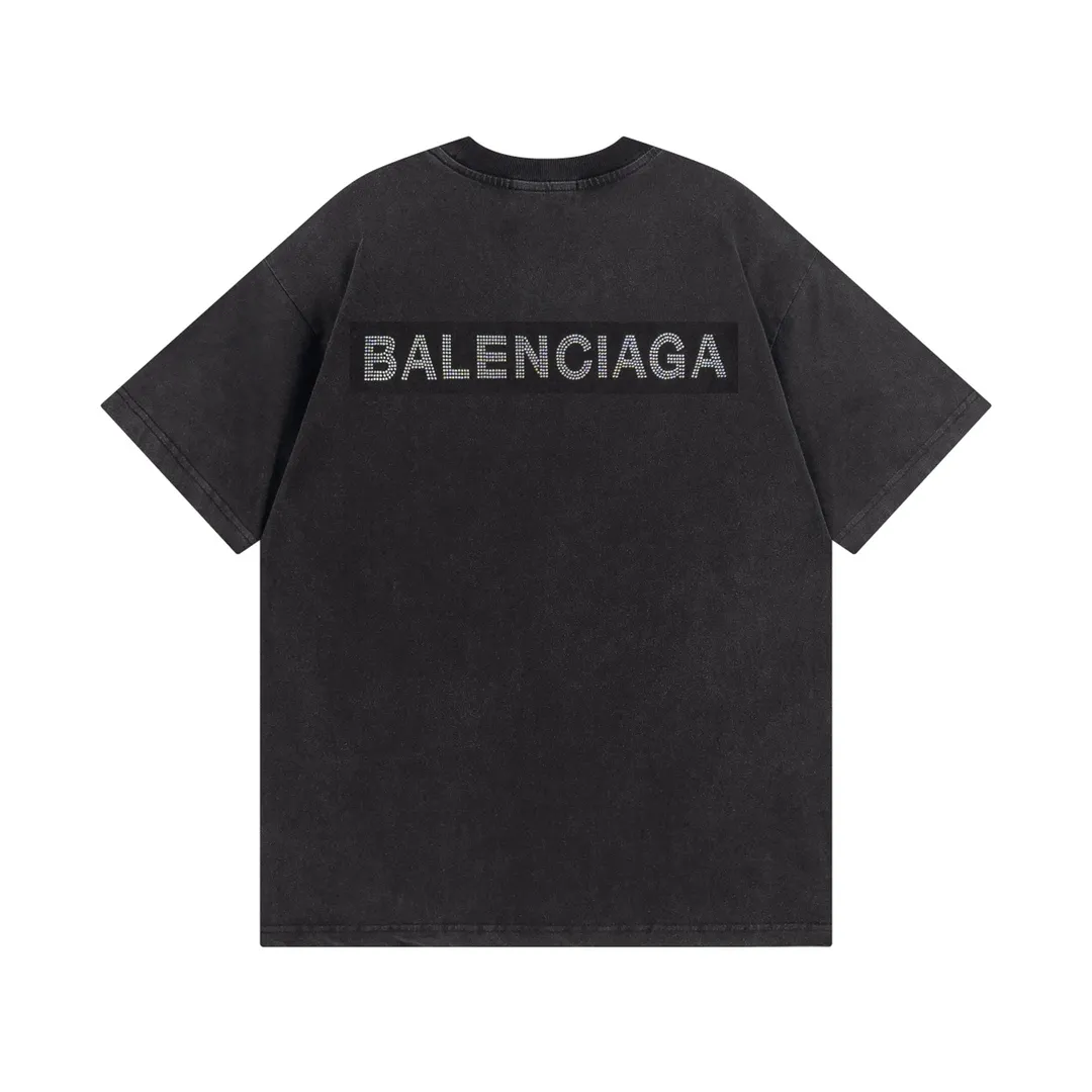 🅿️174 Detailed picture [Top version. Official website quality] BALENCI*GA/Paris BALENCI*GA# classic LOGO on the back, hot-drilled and washed short-sleeved T-shirt. Brick cabinet synchronization. The fabric is made of Paris ZP custom-woven and dyed 100% cotton double yarn compact cotton. The weight is 260 grams. The cloth surface is clean. The cloth pattern is clear. Soft and comfortable. The color fastness is good. It is not easy to change color. The threads are woven and dyed with no color difference. The back hot drill uses imported drill, which has good gloss and is not easy to fall off. Jubie market makes goods based on pictures. Comparisons welcome. The ready-made clothes are washed and distressed, and the brick cabinets are restored. The version adopts the OS loose shoulder style. The same style for men and women. Code: BL223077 Color: Washed black. White Size: XS to L