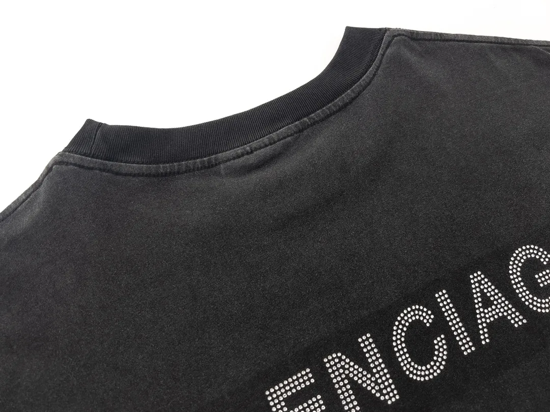 🅿️174 Detailed picture [Top version. Official website quality] BALENCI*GA/Paris BALENCI*GA# classic LOGO on the back, hot-drilled and washed short-sleeved T-shirt. Brick cabinet synchronization. The fabric is made of Paris ZP custom-woven and dyed 100% cotton double yarn compact cotton. The weight is 260 grams. The cloth surface is clean. The cloth pattern is clear. Soft and comfortable. The color fastness is good. It is not easy to change color. The threads are woven and dyed with no color difference. The back hot drill uses imported drill, which has good gloss and is not easy to fall off. Jubie market makes goods based on pictures. Comparisons welcome. The ready-made clothes are washed and distressed, and the brick cabinets are restored. The version adopts the OS loose shoulder style. The same style for men and women. Code: BL223077 Color: Washed black. White Size: XS to L
