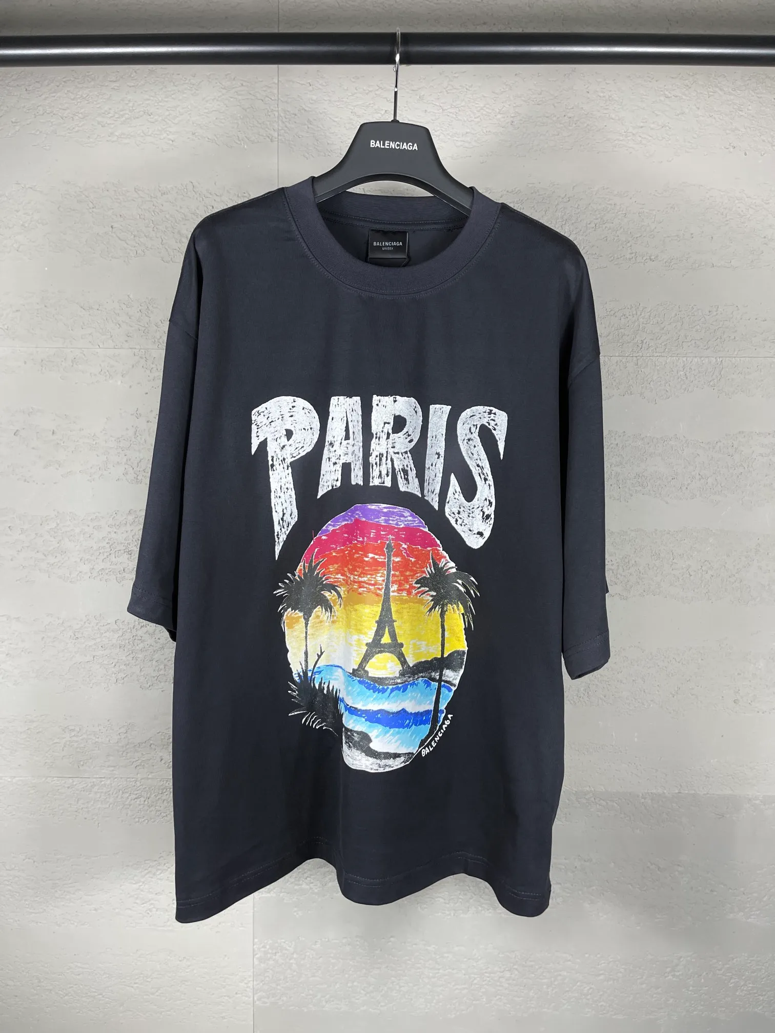 🅿️180 real photos [Top version. Official website quality] BALENCI*GA/Paris. Hawaii sunset coconut tower LOGO pattern short-sleeved T-shirt, brick cabinet synchronization. The fabric is made of Paris ZP custom-woven and dyed cotton sweatshirt. The weight is 260 grams, the cloth surface is clean. The cloth pattern is clear, soft and comfortable. The threads are dyed with no color difference. The classic pattern printing uses imported machine direct printing. The effect is three-dimensional and restores the brick cabinet. Different market currencies, welcome to compare. The version adopts OS loose shoulder design. Same style for men and women. Code: BL23218 Color: black. White. Size: XS to L