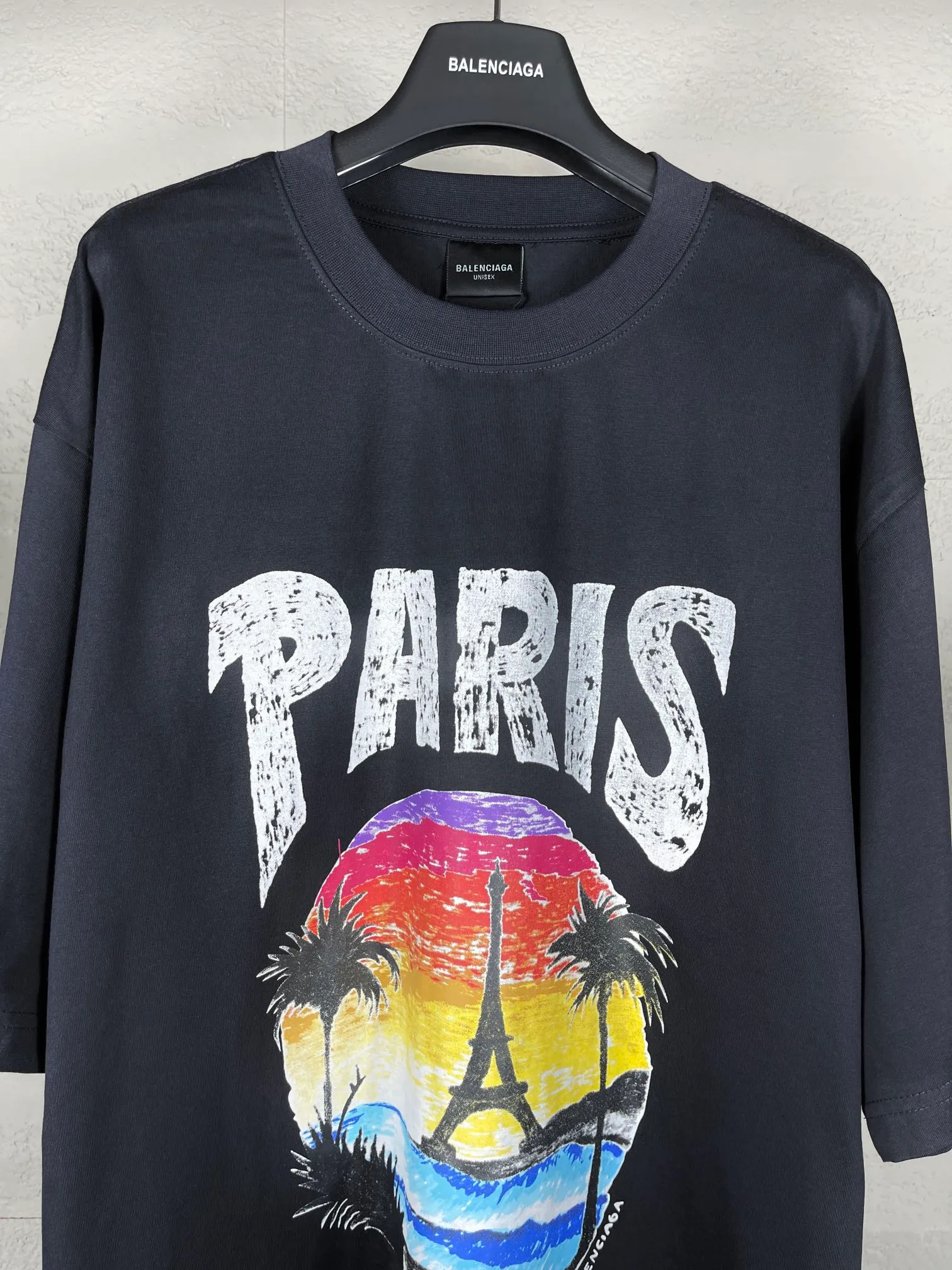 🅿️180 real photos [Top version. Official website quality] BALENCI*GA/Paris. Hawaii sunset coconut tower LOGO pattern short-sleeved T-shirt, brick cabinet synchronization. The fabric is made of Paris ZP custom-woven and dyed cotton sweatshirt. The weight is 260 grams, the cloth surface is clean. The cloth pattern is clear, soft and comfortable. The threads are dyed with no color difference. The classic pattern printing uses imported machine direct printing. The effect is three-dimensional and restores the brick cabinet. Different market currencies, welcome to compare. The version adopts OS loose shoulder design. Same style for men and women. Code: BL23218 Color: black. White. Size: XS to L