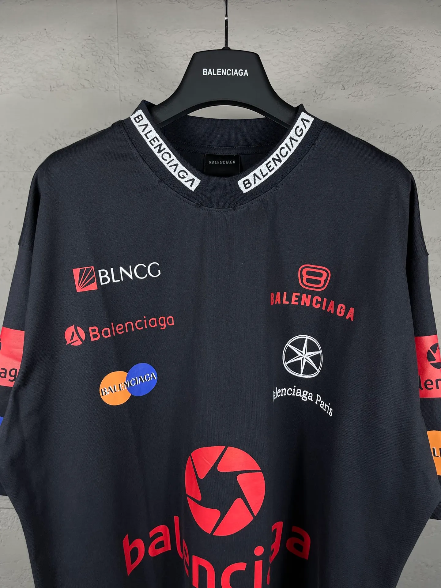 🅿️206 Real photos [Top version. Official website quality] BALENCI*GA/Paris BALENCI*GA#2024 latest model, multiple LoGO classic printed collars embroidered ready-to-wear distressed short-sleeved T-shirts. Brick cabinet synchronization. Genuine products are developed and developed in the first time. Welcome to compare! The fabric is made of Paris ZP custom-woven and dyed 100% cotton double-yarn compact cotton. The weight is 260 grams. The cloth surface is clean. The cloth pattern is clear. It is soft and comfortable. It has good color fastness and is not easy to change color. The threads are woven and dyed with no color difference. The printing is done by computer direct printing, with rib embroidery on the back collar, which has a three-dimensional effect. The garment is distressed and worn, with ultra-high craftsmanship. The version adopts the OS loose shoulder style. Same style for men and women. Coding: BL223206 Color: white, gray blue Size: XS to L