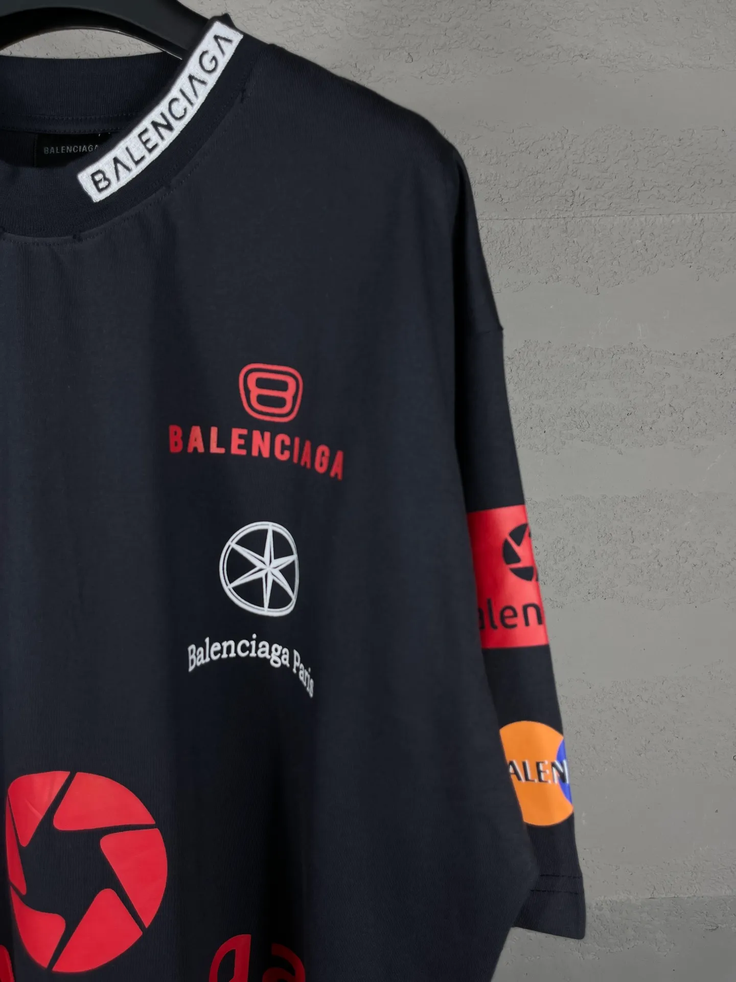 🅿️206 Real photos [Top version. Official website quality] BALENCI*GA/Paris BALENCI*GA#2024 latest model, multiple LoGO classic printed collars embroidered ready-to-wear distressed short-sleeved T-shirts. Brick cabinet synchronization. Genuine products are developed and developed in the first time. Welcome to compare! The fabric is made of Paris ZP custom-woven and dyed 100% cotton double-yarn compact cotton. The weight is 260 grams. The cloth surface is clean. The cloth pattern is clear. It is soft and comfortable. It has good color fastness and is not easy to change color. The threads are woven and dyed with no color difference. The printing is done by computer direct printing, with rib embroidery on the back collar, which has a three-dimensional effect. The garment is distressed and worn, with ultra-high craftsmanship. The version adopts the OS loose shoulder style. Same style for men and women. Coding: BL223206 Color: white, gray blue Size: XS to L