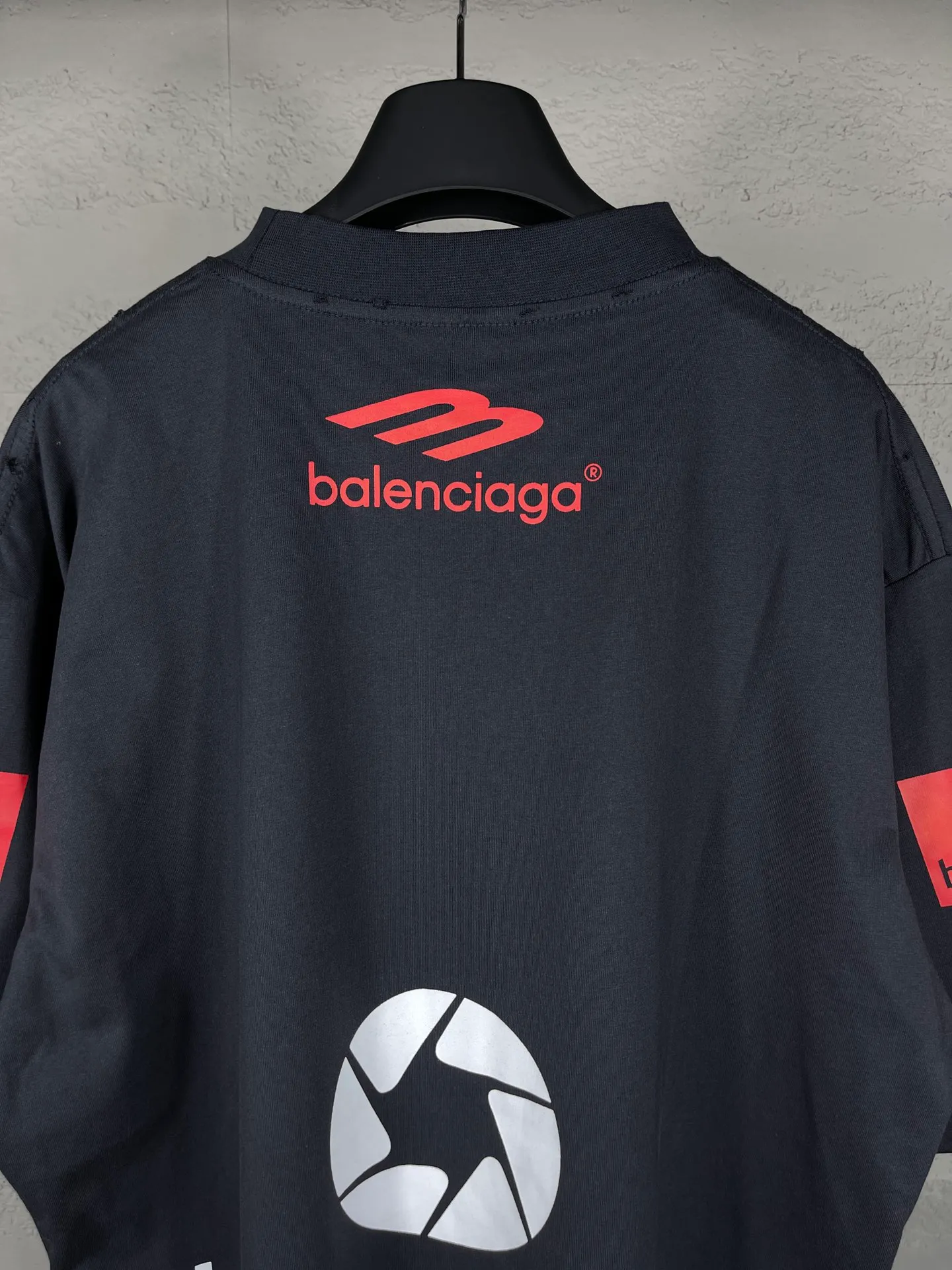 🅿️206 Real photos [Top version. Official website quality] BALENCI*GA/Paris BALENCI*GA#2024 latest model, multiple LoGO classic printed collars embroidered ready-to-wear distressed short-sleeved T-shirts. Brick cabinet synchronization. Genuine products are developed and developed in the first time. Welcome to compare! The fabric is made of Paris ZP custom-woven and dyed 100% cotton double-yarn compact cotton. The weight is 260 grams. The cloth surface is clean. The cloth pattern is clear. It is soft and comfortable. It has good color fastness and is not easy to change color. The threads are woven and dyed with no color difference. The printing is done by computer direct printing, with rib embroidery on the back collar, which has a three-dimensional effect. The garment is distressed and worn, with ultra-high craftsmanship. The version adopts the OS loose shoulder style. Same style for men and women. Coding: BL223206 Color: white, gray blue Size: XS to L