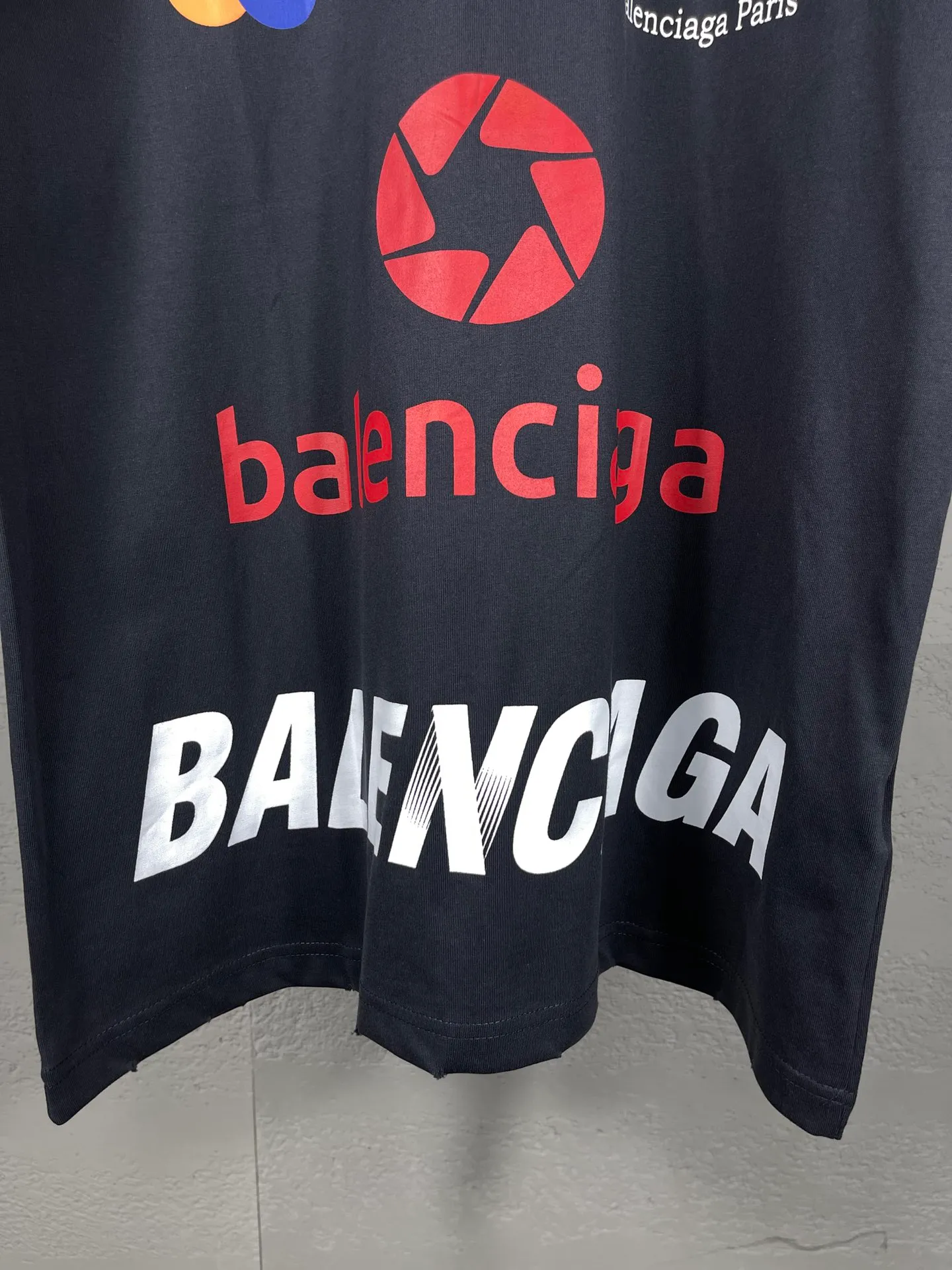 🅿️206 Real photos [Top version. Official website quality] BALENCI*GA/Paris BALENCI*GA#2024 latest model, multiple LoGO classic printed collars embroidered ready-to-wear distressed short-sleeved T-shirts. Brick cabinet synchronization. Genuine products are developed and developed in the first time. Welcome to compare! The fabric is made of Paris ZP custom-woven and dyed 100% cotton double-yarn compact cotton. The weight is 260 grams. The cloth surface is clean. The cloth pattern is clear. It is soft and comfortable. It has good color fastness and is not easy to change color. The threads are woven and dyed with no color difference. The printing is done by computer direct printing, with rib embroidery on the back collar, which has a three-dimensional effect. The garment is distressed and worn, with ultra-high craftsmanship. The version adopts the OS loose shoulder style. Same style for men and women. Coding: BL223206 Color: white, gray blue Size: XS to L