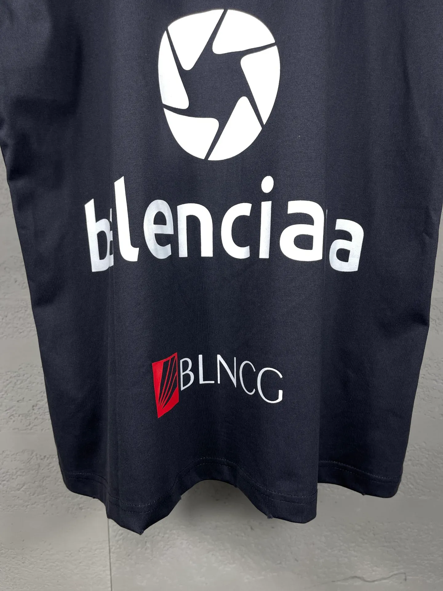 🅿️206 Real photos [Top version. Official website quality] BALENCI*GA/Paris BALENCI*GA#2024 latest model, multiple LoGO classic printed collars embroidered ready-to-wear distressed short-sleeved T-shirts. Brick cabinet synchronization. Genuine products are developed and developed in the first time. Welcome to compare! The fabric is made of Paris ZP custom-woven and dyed 100% cotton double-yarn compact cotton. The weight is 260 grams. The cloth surface is clean. The cloth pattern is clear. It is soft and comfortable. It has good color fastness and is not easy to change color. The threads are woven and dyed with no color difference. The printing is done by computer direct printing, with rib embroidery on the back collar, which has a three-dimensional effect. The garment is distressed and worn, with ultra-high craftsmanship. The version adopts the OS loose shoulder style. Same style for men and women. Coding: BL223206 Color: white, gray blue Size: XS to L