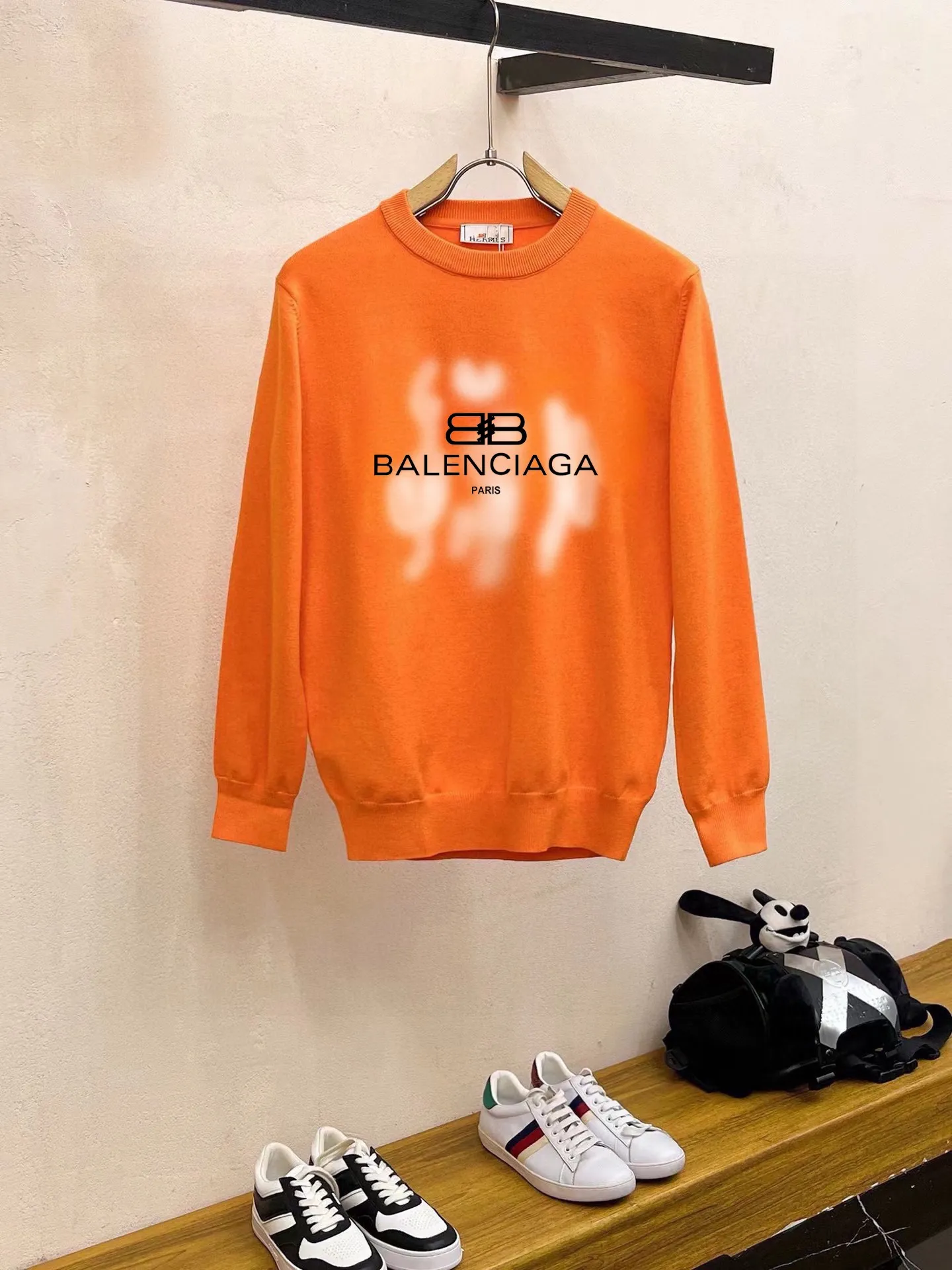 🅿️240 【BALENCIAGA】Autumn and winter classic round neck pullover sweater, in full condition! ! ! Wool blended fabric, the latest model in 2025, golden ratio! ! Slim-fitting soft gold, versatile and practical item, the combination and practicality are extremely powerful, simple and elegant, and classy! To create your own style, it is highly recommended to buy it in two colors. The standard slim fit tailoring process is suitable for both young and old men. It is knitted from wool and will not cause any discomfort! While keeping warm, it is stylish, textured and wearable, and the classic logo with contrasting colors on the chest feels in place! ! Recommended for regular customers! ! Size M-3XL (maximum wear: 190 pounds)