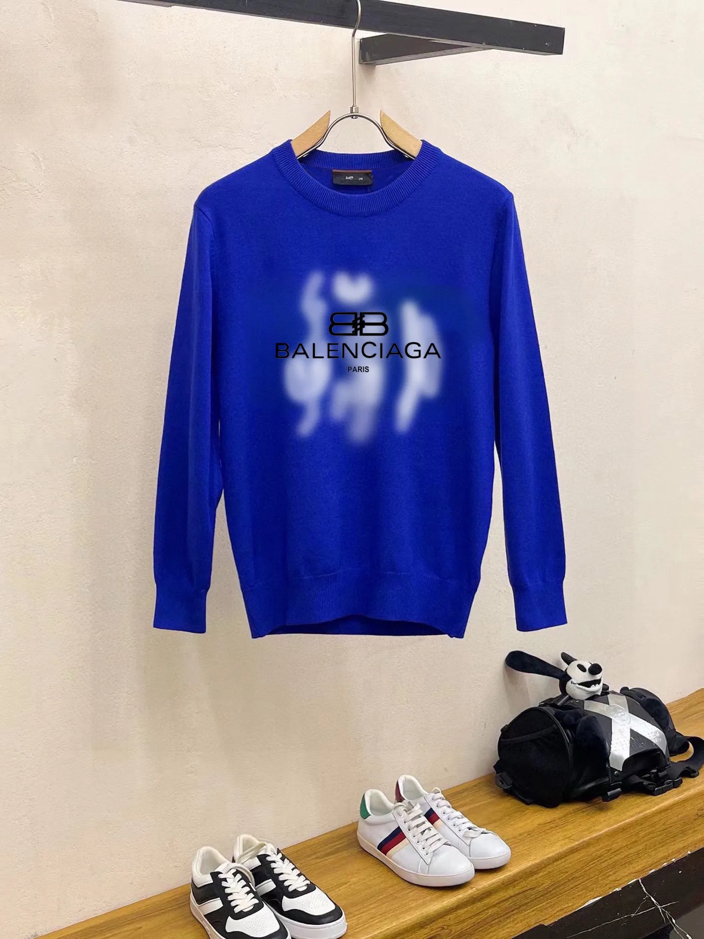🅿️240 【BALENCIAGA】Autumn and winter classic round neck pullover sweater, in full condition! ! ! Wool blended fabric, the latest model in 2025, golden ratio! ! Slim-fitting soft gold, versatile and practical item, the combination and practicality are extremely powerful, simple and elegant, and classy! To create your own style, it is highly recommended to buy it in two colors. The standard slim fit tailoring process is suitable for both young and old men. It is knitted from wool and will not cause any discomfort! While keeping warm, it is stylish, textured and wearable, and the classic logo with contrasting colors on the chest feels in place! ! Recommended for regular customers! ! Size M-3XL (maximum wear: 190 pounds)