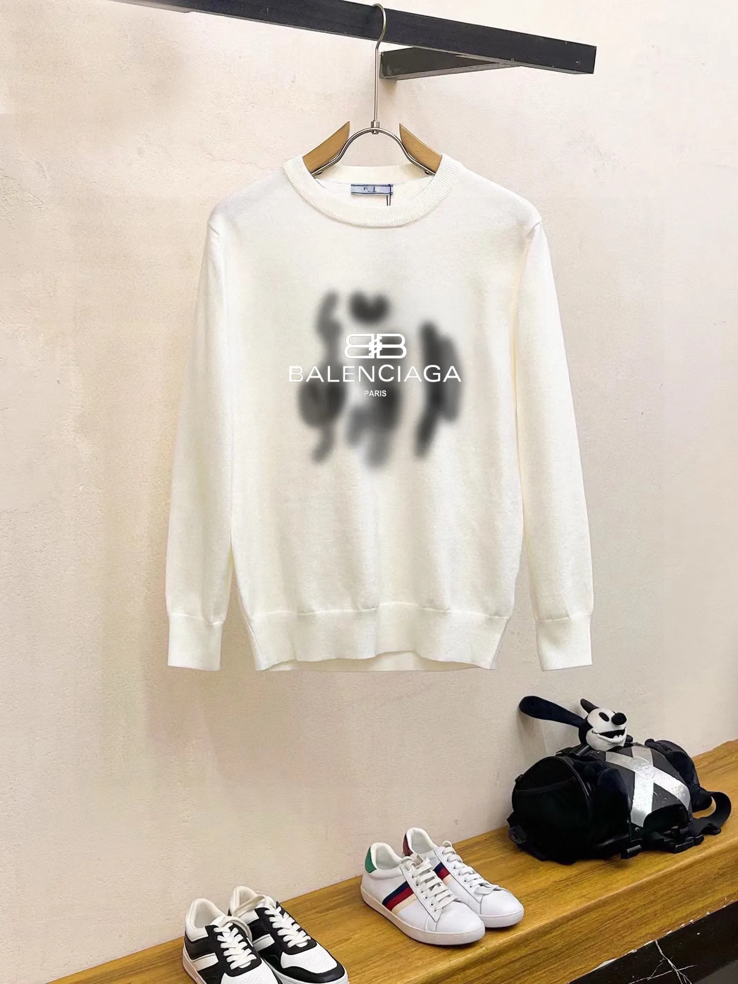 🅿️240 【BALENCIAGA】Autumn and winter classic round neck pullover sweater, in full condition! ! ! Wool blended fabric, the latest model in 2025, golden ratio! ! Slim-fitting soft gold, versatile and practical item, the combination and practicality are extremely powerful, simple and elegant, and classy! To create your own style, it is highly recommended to buy it in two colors. The standard slim fit tailoring process is suitable for both young and old men. It is knitted from wool and will not cause any discomfort! While keeping warm, it is stylish, textured and wearable, and the classic logo with contrasting colors on the chest feels in place! ! Recommended for regular customers! ! Size M-3XL (maximum wear: 190 pounds)