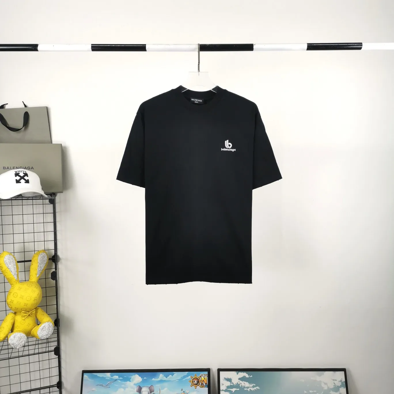 [New arrival] The top and tested version of the new BALENCIAGA half-moon BB embroidered eco-friendly large LOGO for male and female couples star short-sleeved T-shirts. The simple embroidery series is popular, Behringer embroidery technology, the embroidery is meticulous and meticulous! The font is full and the texture is clear! The fabric is made of 280g high-count double-yarn pure cotton, polyester-free, and absolutely no pilling! Size: XS-L Color: Black Mint Green P:240