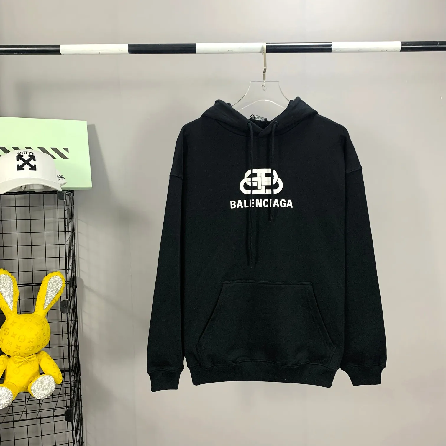 [New color] Top tested version Balenciaga BALENCIAGA lock printed male and female couple star same style autumn and winter pure cotton hooded sweatshirt - full set of 1:1 customized original accessories packaging (with logo Sydney paper + new main mark + water washing + original hang tag) The whole sweatshirt is made of 460 grams of pure cotton large terry, and the wet weight can reach 480, which is full of thickness -Note⚠️This year’s Balenciaga hoodie has embroidered eyelets on the hood‼ ️Eliminating the previous hardware eyes, this is also a detail that distinguishes low-end versions on the market‼ ️The whole piece of clothing, hat rope, thread, and fabric are produced in the same vat with 0 color difference - imported elliptical machine printing is used. Each printing is neatly aligned and the overall printing has no edges. I make every piece of clothing with conscience and strive for excellence in every link. Just to sell a piece of clothing and retain a customer. Although our products are a little more expensive than others, the expensive money is kept in the clothes and is definitely not imported into my pocket.  Color: Black Size: XS-L P:430