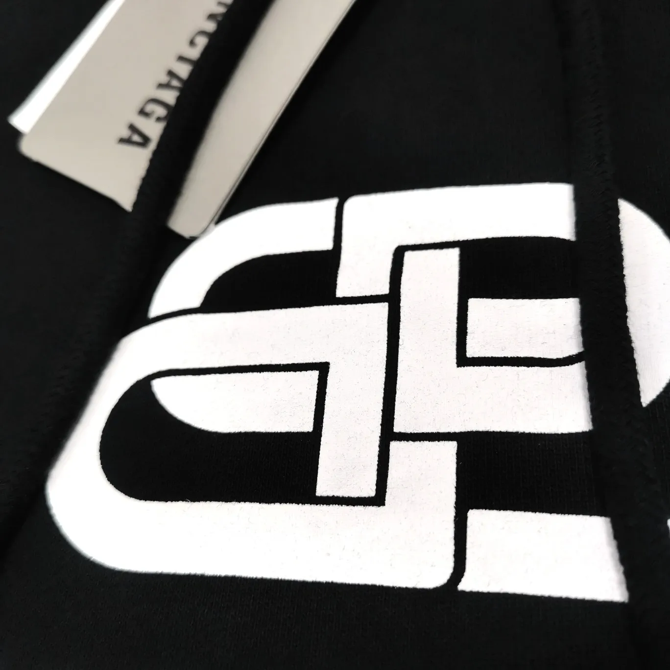 [New color] Top tested version Balenciaga BALENCIAGA lock printed male and female couple star same style autumn and winter pure cotton hooded sweatshirt - full set of 1:1 customized original accessories packaging (with logo Sydney paper + new main mark + water washing + original hang tag) The whole sweatshirt is made of 460 grams of pure cotton large terry, and the wet weight can reach 480, which is full of thickness -Note⚠️This year’s Balenciaga hoodie has embroidered eyelets on the hood‼ ️Eliminating the previous hardware eyes, this is also a detail that distinguishes low-end versions on the market‼ ️The whole piece of clothing, hat rope, thread, and fabric are produced in the same vat with 0 color difference - imported elliptical machine printing is used. Each printing is neatly aligned and the overall printing has no edges. I make every piece of clothing with conscience and strive for excellence in every link. Just to sell a piece of clothing and retain a customer. Although our products are a little more expensive than others, the expensive money is kept in the clothes and is definitely not imported into my pocket.  Color: Black Size: XS-L P:430
