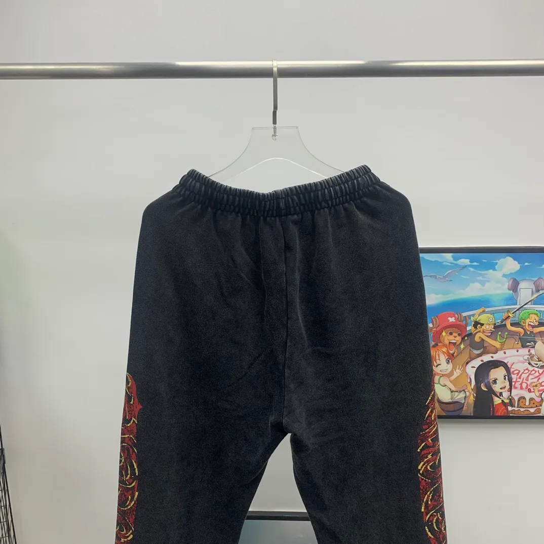 The top tried and tested version of Balenciaga Paris 24SS limited capsule flame series trousers, a hot item on Balenciaga’s spring and summer catwalks! Custom-dyed sweatshirt fabric with a washed effect and original flame logo printing on the side. Available simultaneously on the official website! BA’s latest limited edition trousers, a popular item that fashion bloggers are competing to interpret, will be the most popular street matching tool in autumn and winter this year!  This pair of trousers is made of custom-woven and custom-dyed heavy-weight terry cotton. The finished product is washed to create a unique color. The surface texture is fine and plain, and the drape and wide feel are excellent! The inside has a fluffy and soft terry texture like fish scales, which is close to the skin and comfortable, and there is no thorny feeling at all! The two sides of the trousers follow this year's most popular capsule series flame letter graffiti elements, and the old-style incomplete contrasting print design makes the whole thing more fashionable and coordinated, and directly increases the handsomeness value! The high-elasticity drawstring waistband and loose straight wide-leg trousers are tailored to fit any leg shape easily. What are you waiting for, fashionable men and women?  Color Blue Gray Size s~xl P:360
