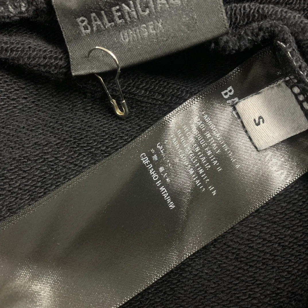 The top tried and tested version of Balenciaga Paris 24SS limited capsule flame series trousers, a hot item on Balenciaga’s spring and summer catwalks! Custom-dyed sweatshirt fabric with a washed effect and original flame logo printing on the side. Available simultaneously on the official website! BA’s latest limited edition trousers, a popular item that fashion bloggers are competing to interpret, will be the most popular street matching tool in autumn and winter this year!  This pair of trousers is made of custom-woven and custom-dyed heavy-weight terry cotton. The finished product is washed to create a unique color. The surface texture is fine and plain, and the drape and wide feel are excellent! The inside has a fluffy and soft terry texture like fish scales, which is close to the skin and comfortable, and there is no thorny feeling at all! The two sides of the trousers follow this year's most popular capsule series flame letter graffiti elements, and the old-style incomplete contrasting print design makes the whole thing more fashionable and coordinated, and directly increases the handsomeness value! The high-elasticity drawstring waistband and loose straight wide-leg trousers are tailored to fit any leg shape easily. What are you waiting for, fashionable men and women?  Color Blue Gray Size s~xl P:360