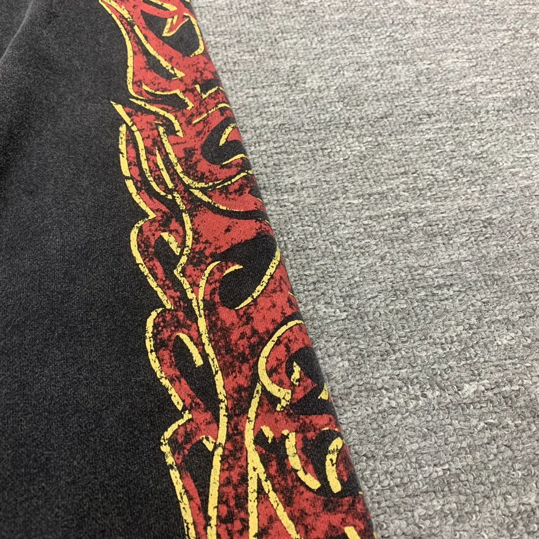 The top tried and tested version of Balenciaga Paris 24SS limited capsule flame series trousers, a hot item on Balenciaga’s spring and summer catwalks! Custom-dyed sweatshirt fabric with a washed effect and original flame logo printing on the side. Available simultaneously on the official website! BA’s latest limited edition trousers, a popular item that fashion bloggers are competing to interpret, will be the most popular street matching tool in autumn and winter this year!  This pair of trousers is made of custom-woven and custom-dyed heavy-weight terry cotton. The finished product is washed to create a unique color. The surface texture is fine and plain, and the drape and wide feel are excellent! The inside has a fluffy and soft terry texture like fish scales, which is close to the skin and comfortable, and there is no thorny feeling at all! The two sides of the trousers follow this year's most popular capsule series flame letter graffiti elements, and the old-style incomplete contrasting print design makes the whole thing more fashionable and coordinated, and directly increases the handsomeness value! The high-elasticity drawstring waistband and loose straight wide-leg trousers are tailored to fit any leg shape easily. What are you waiting for, fashionable men and women?  Color Blue Gray Size s~xl P:360