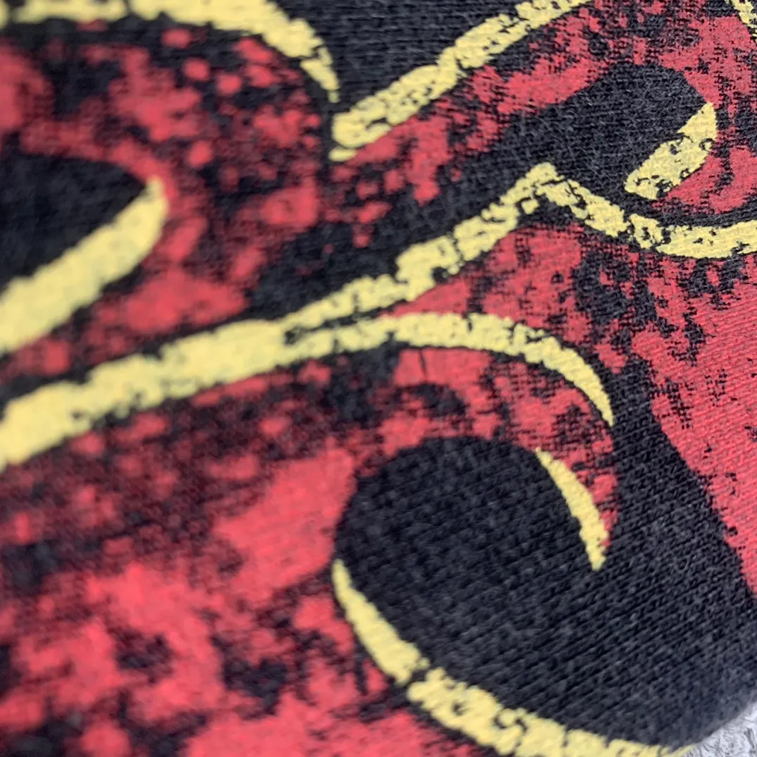 The top tried and tested version of Balenciaga Paris 24SS limited capsule flame series trousers, a hot item on Balenciaga’s spring and summer catwalks! Custom-dyed sweatshirt fabric with a washed effect and original flame logo printing on the side. Available simultaneously on the official website! BA’s latest limited edition trousers, a popular item that fashion bloggers are competing to interpret, will be the most popular street matching tool in autumn and winter this year!  This pair of trousers is made of custom-woven and custom-dyed heavy-weight terry cotton. The finished product is washed to create a unique color. The surface texture is fine and plain, and the drape and wide feel are excellent! The inside has a fluffy and soft terry texture like fish scales, which is close to the skin and comfortable, and there is no thorny feeling at all! The two sides of the trousers follow this year's most popular capsule series flame letter graffiti elements, and the old-style incomplete contrasting print design makes the whole thing more fashionable and coordinated, and directly increases the handsomeness value! The high-elasticity drawstring waistband and loose straight wide-leg trousers are tailored to fit any leg shape easily. What are you waiting for, fashionable men and women?  Color Blue Gray Size s~xl P:360