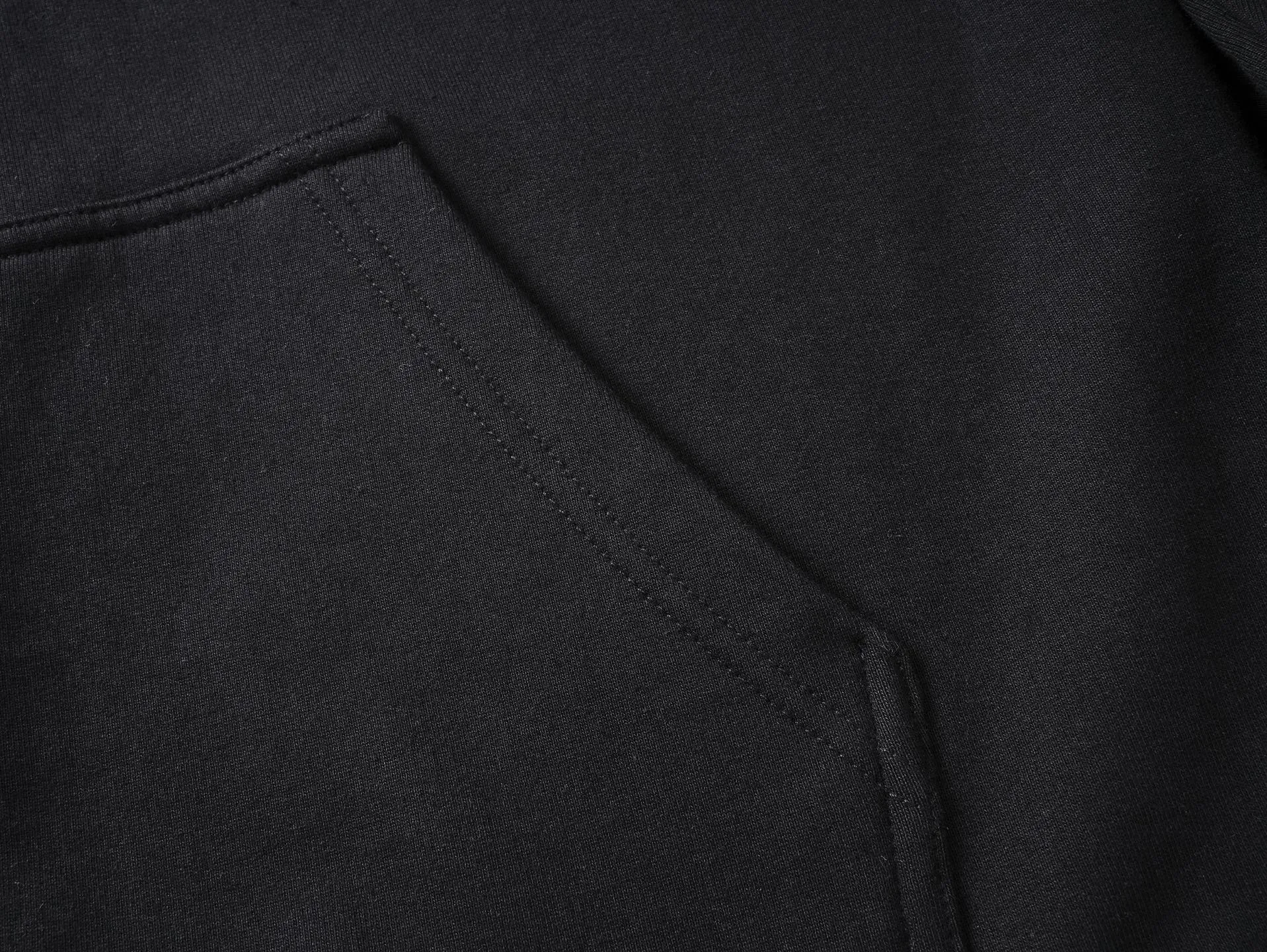 🅿️370 Detailed picture [Top version. Official website quality] BALENCI*GA/Paris. 25ss latest model. Masking tape pulp printed cardigan zipper hooded sweatshirt. The brick cabinets are synchronized. The fabric is made of Paris ZP custom-woven and dyed cotton sweatshirt. Weighing 460 grams, the cloth surface is clean. The cloth pattern is clear, soft and comfortable, and the threads are dyed with no color difference. The classic pattern is printed with environmentally friendly imported materials, and the tape pattern is glued. The letters are clear and the effect is three-dimensional. Restored brick cabinets. Different market currencies, welcome to compare. The version adopts OS loose shoulder design. The same style for men and women. Code: BL259902 Color: black, off-white Size: XS S M L