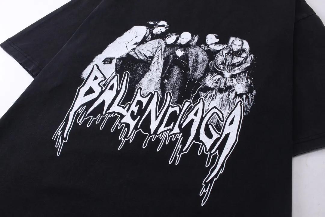 🅿️194 Actual pictures [Top version. Official website quality] BALENCI*GA/Paris. 53rd season Balenciaga New. Vintage high-end limited edition short-sleeved T-shirt. The pattern on the front is damaged by the direct-injection printing. The ready-made garments are washed and worn. SS24 new model. Brick cabinet synchronization. Genuine product developed at the first time, please print and compare! The fabric is made of Paris ZP custom-woven and dyed cotton double yarn. Weighing 260 grams, the cloth surface is clean. The cloth pattern is clear, soft and comfortable. The threads are dyed with no color difference. The printing uses environmentally friendly imported materials and self-inking direct injection. The pattern letters are clear and the effect is three-dimensional. The entire garment is washed, distressed and worn. The version adopts OS loose shoulder design. Same style for men and women. Code: BL223393 Color: washed black, size: XS S M L