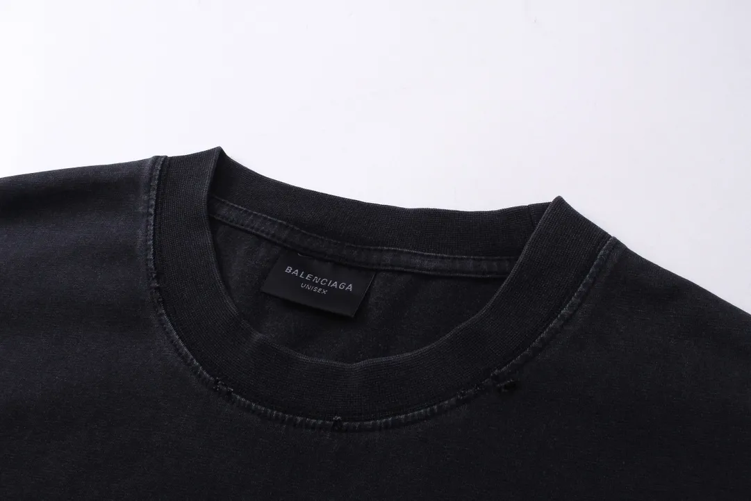 🅿️194 Actual pictures [Top version. Official website quality] BALENCI*GA/Paris. 53rd season Balenciaga New. Vintage high-end limited edition short-sleeved T-shirt. The pattern on the front is damaged by the direct-injection printing. The ready-made garments are washed and worn. SS24 new model. Brick cabinet synchronization. Genuine product developed at the first time, please print and compare! The fabric is made of Paris ZP custom-woven and dyed cotton double yarn. Weighing 260 grams, the cloth surface is clean. The cloth pattern is clear, soft and comfortable. The threads are dyed with no color difference. The printing uses environmentally friendly imported materials and self-inking direct injection. The pattern letters are clear and the effect is three-dimensional. The entire garment is washed, distressed and worn. The version adopts OS loose shoulder design. Same style for men and women. Code: BL223393 Color: washed black, size: XS S M L