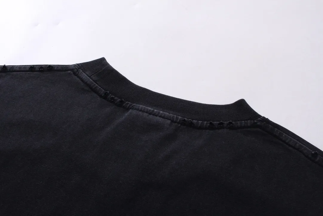 🅿️194 Actual pictures [Top version. Official website quality] BALENCI*GA/Paris. 53rd season Balenciaga New. Vintage high-end limited edition short-sleeved T-shirt. The pattern on the front is damaged by the direct-injection printing. The ready-made garments are washed and worn. SS24 new model. Brick cabinet synchronization. Genuine product developed at the first time, please print and compare! The fabric is made of Paris ZP custom-woven and dyed cotton double yarn. Weighing 260 grams, the cloth surface is clean. The cloth pattern is clear, soft and comfortable. The threads are dyed with no color difference. The printing uses environmentally friendly imported materials and self-inking direct injection. The pattern letters are clear and the effect is three-dimensional. The entire garment is washed, distressed and worn. The version adopts OS loose shoulder design. Same style for men and women. Code: BL223393 Color: washed black, size: XS S M L