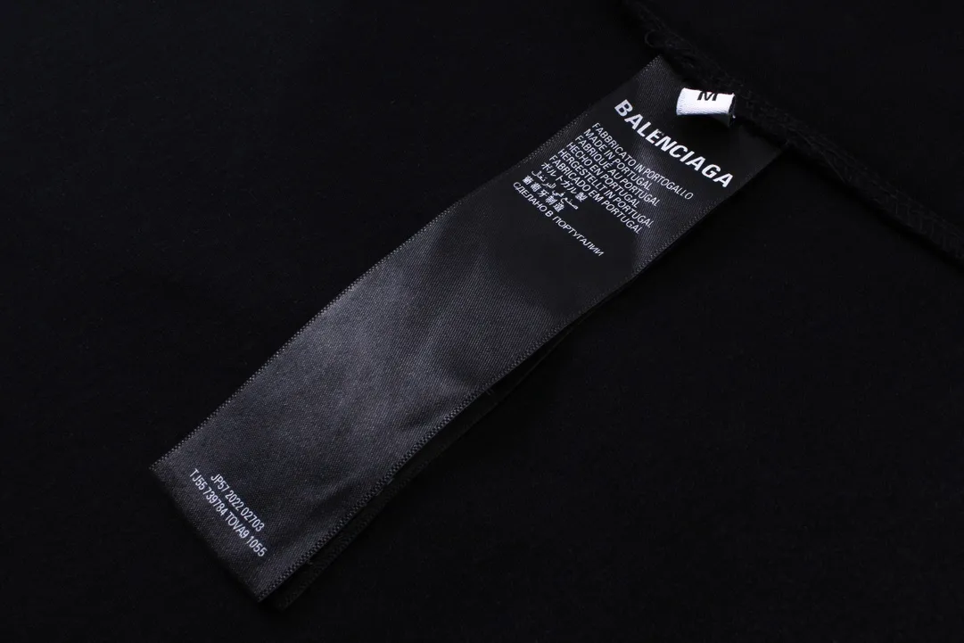 🅿️194 Actual pictures [Top version. Official website quality] BALENCI*GA/Paris. 53rd season Balenciaga New. Vintage high-end limited edition short-sleeved T-shirt. The pattern on the front is damaged by the direct-injection printing. The ready-made garments are washed and worn. SS24 new model. Brick cabinet synchronization. Genuine product developed at the first time, please print and compare! The fabric is made of Paris ZP custom-woven and dyed cotton double yarn. Weighing 260 grams, the cloth surface is clean. The cloth pattern is clear, soft and comfortable. The threads are dyed with no color difference. The printing uses environmentally friendly imported materials and self-inking direct injection. The pattern letters are clear and the effect is three-dimensional. The entire garment is washed, distressed and worn. The version adopts OS loose shoulder design. Same style for men and women. Code: BL223393 Color: washed black, size: XS S M L