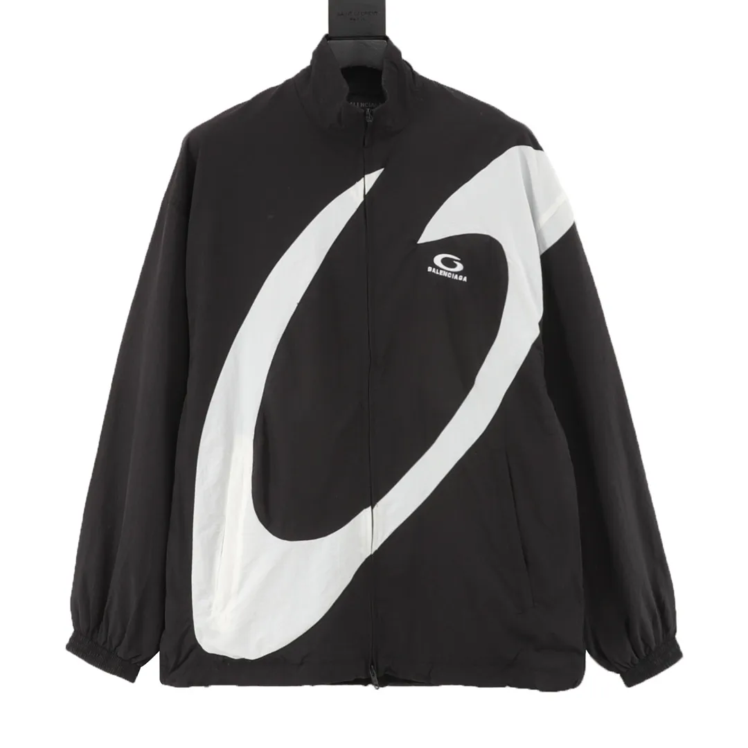 🅿️580 Balenciaga/ Balenciaga BLCG 25FW large half-ring stitching black and white jacket, light luxury, essential item for daily commuting for men and women, correct version, feel free to compare, detailed features · Customized matt Taslan jacket fabric · The fabric has undergone a waterproof coating process · The lining is made of three-level polyester bird's eye mesh · OS ultra-loose silhouette design · Contrast color half-ring logo large splicing design · Zipper pockets on both sides Elastic cuff design · Machine embroidery by Tajima high-speed embroidery machine Three-dimensional and full · Elastic elastic spring buckle design at the hem · Customized hardware zipper by mold Opening of the jacket Double slider design · Customized original air eye by mold opening Customized original logo double-hole limit buckle by opening the mold · Original main mark washed hangtag brand packaging Color: black Size: 46-52