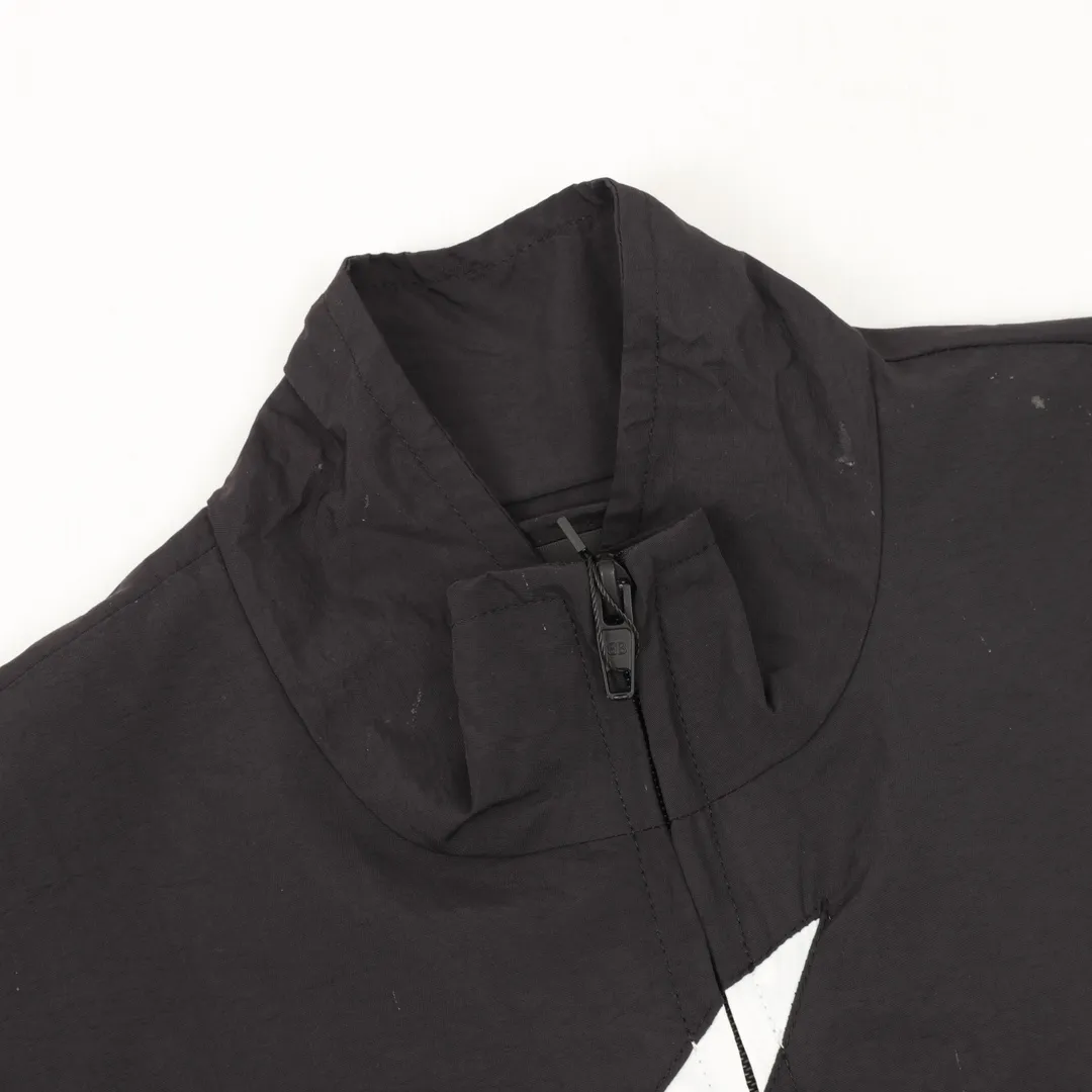 🅿️580 Balenciaga/ Balenciaga BLCG 25FW large half-ring stitching black and white jacket, light luxury, essential item for daily commuting for men and women, correct version, feel free to compare, detailed features · Customized matt Taslan jacket fabric · The fabric has undergone a waterproof coating process · The lining is made of three-level polyester bird's eye mesh · OS ultra-loose silhouette design · Contrast color half-ring logo large splicing design · Zipper pockets on both sides Elastic cuff design · Machine embroidery by Tajima high-speed embroidery machine Three-dimensional and full · Elastic elastic spring buckle design at the hem · Customized hardware zipper by mold Opening of the jacket Double slider design · Customized original air eye by mold opening Customized original logo double-hole limit buckle by opening the mold · Original main mark washed hangtag brand packaging Color: black Size: 46-52