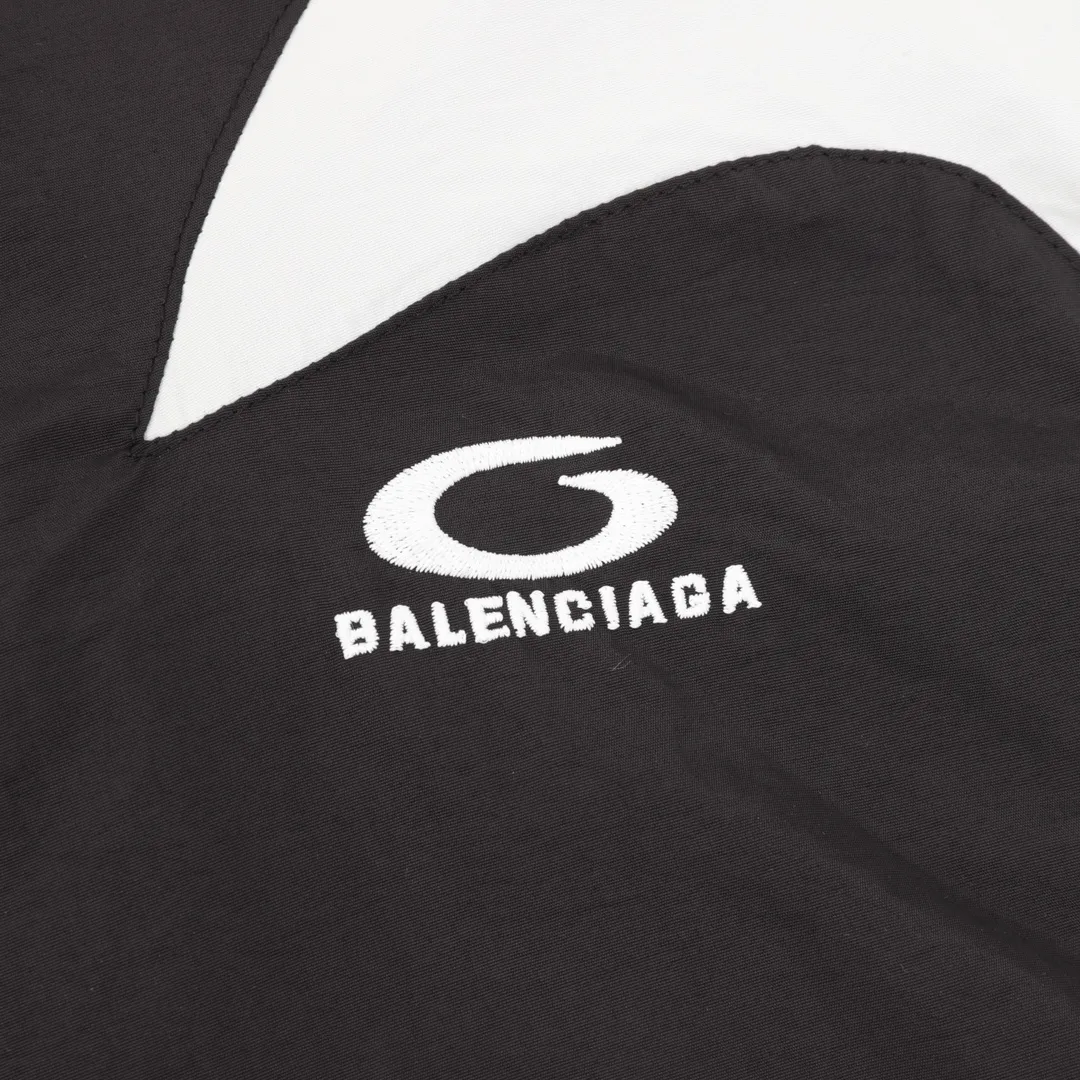 🅿️580 Balenciaga/ Balenciaga BLCG 25FW large half-ring stitching black and white jacket, light luxury, essential item for daily commuting for men and women, correct version, feel free to compare, detailed features · Customized matt Taslan jacket fabric · The fabric has undergone a waterproof coating process · The lining is made of three-level polyester bird's eye mesh · OS ultra-loose silhouette design · Contrast color half-ring logo large splicing design · Zipper pockets on both sides Elastic cuff design · Machine embroidery by Tajima high-speed embroidery machine Three-dimensional and full · Elastic elastic spring buckle design at the hem · Customized hardware zipper by mold Opening of the jacket Double slider design · Customized original air eye by mold opening Customized original logo double-hole limit buckle by opening the mold · Original main mark washed hangtag brand packaging Color: black Size: 46-52