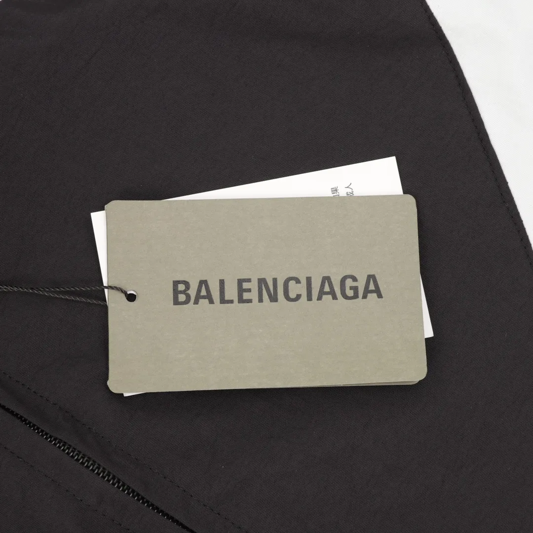 🅿️580 Balenciaga/ Balenciaga BLCG 25FW large half-ring stitching black and white jacket, light luxury, essential item for daily commuting for men and women, correct version, feel free to compare, detailed features · Customized matt Taslan jacket fabric · The fabric has undergone a waterproof coating process · The lining is made of three-level polyester bird's eye mesh · OS ultra-loose silhouette design · Contrast color half-ring logo large splicing design · Zipper pockets on both sides Elastic cuff design · Machine embroidery by Tajima high-speed embroidery machine Three-dimensional and full · Elastic elastic spring buckle design at the hem · Customized hardware zipper by mold Opening of the jacket Double slider design · Customized original air eye by mold opening Customized original logo double-hole limit buckle by opening the mold · Original main mark washed hangtag brand packaging Color: black Size: 46-52