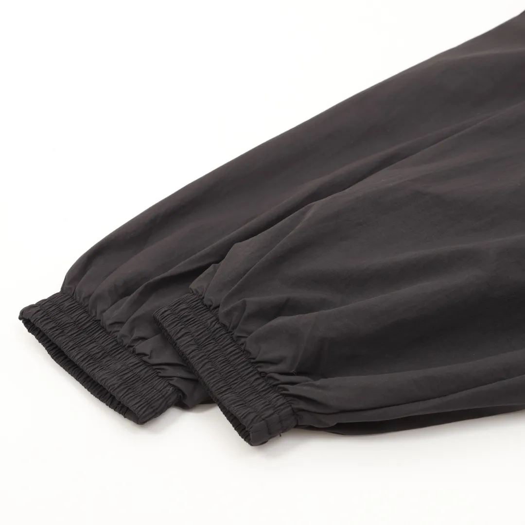 🅿️580 Balenciaga/ Balenciaga BLCG 25FW large half-ring stitching black and white jacket, light luxury, essential item for daily commuting for men and women, correct version, feel free to compare, detailed features · Customized matt Taslan jacket fabric · The fabric has undergone a waterproof coating process · The lining is made of three-level polyester bird's eye mesh · OS ultra-loose silhouette design · Contrast color half-ring logo large splicing design · Zipper pockets on both sides Elastic cuff design · Machine embroidery by Tajima high-speed embroidery machine Three-dimensional and full · Elastic elastic spring buckle design at the hem · Customized hardware zipper by mold Opening of the jacket Double slider design · Customized original air eye by mold opening Customized original logo double-hole limit buckle by opening the mold · Original main mark washed hangtag brand packaging Color: black Size: 46-52
