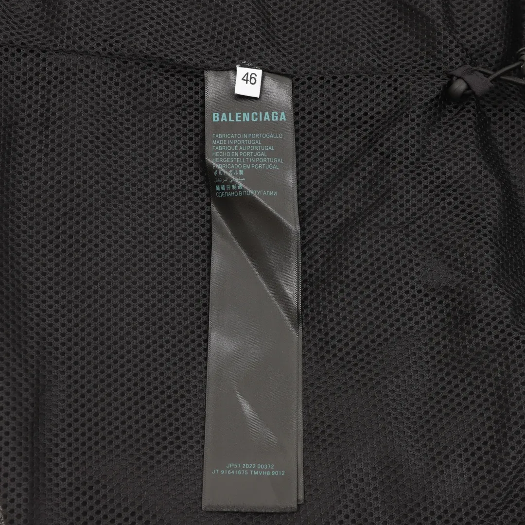 🅿️580 Balenciaga/ Balenciaga BLCG 25FW large half-ring stitching black and white jacket, light luxury, essential item for daily commuting for men and women, correct version, feel free to compare, detailed features · Customized matt Taslan jacket fabric · The fabric has undergone a waterproof coating process · The lining is made of three-level polyester bird's eye mesh · OS ultra-loose silhouette design · Contrast color half-ring logo large splicing design · Zipper pockets on both sides Elastic cuff design · Machine embroidery by Tajima high-speed embroidery machine Three-dimensional and full · Elastic elastic spring buckle design at the hem · Customized hardware zipper by mold Opening of the jacket Double slider design · Customized original air eye by mold opening Customized original logo double-hole limit buckle by opening the mold · Original main mark washed hangtag brand packaging Color: black Size: 46-52