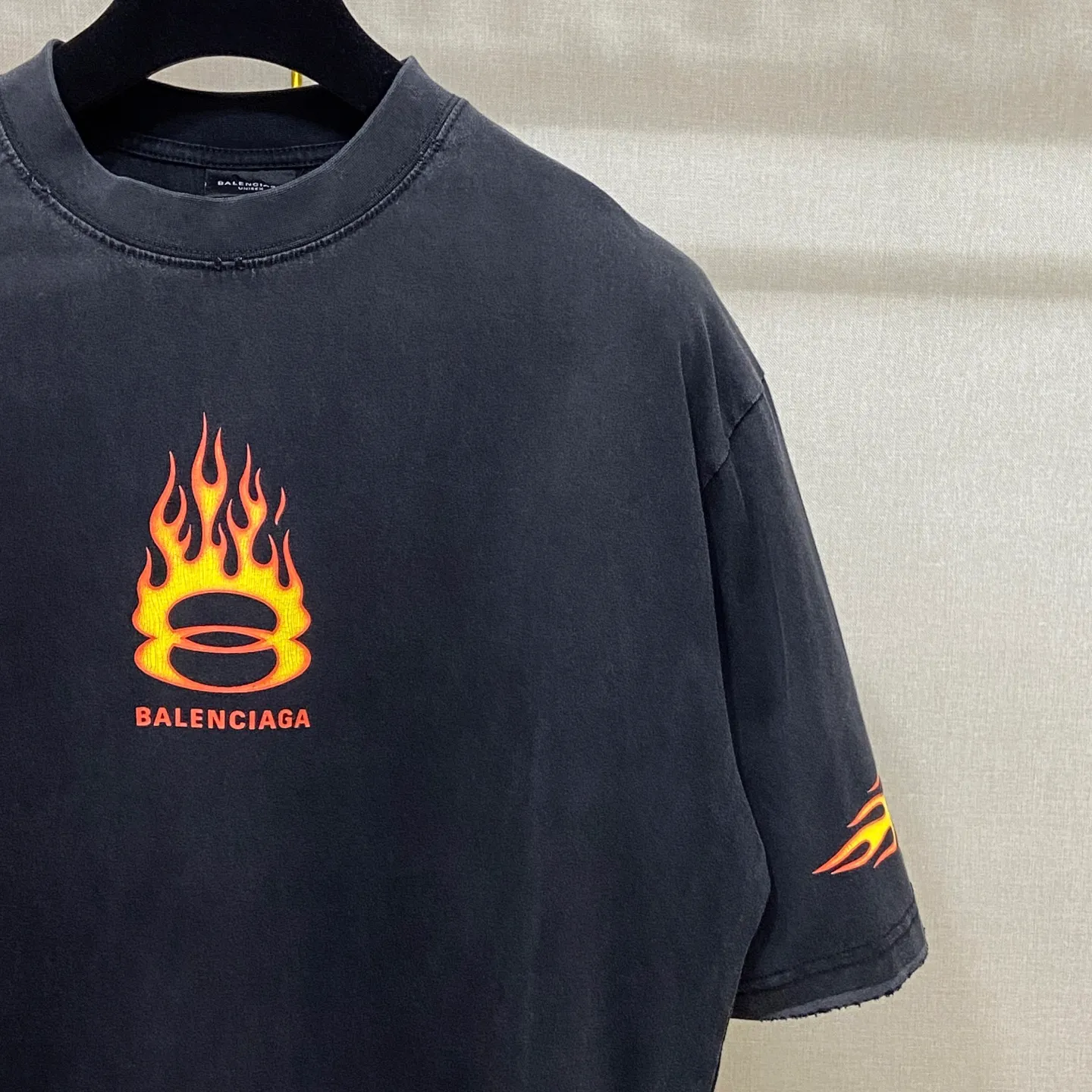 🅿️190 9145# Actual photo top version [[BALENCIA*GA] official website quality Paris new double-ring flame torch direct injection printed washed distressed short-sleeved T-shirt OS version loose dropped shoulders Unisex Fabric: 260 grams 100% cotton double yarn Process: front and rear left and right sleeve printing Garment washed worn distressed fixed color Color: washed black washed blue Size: XS S M L