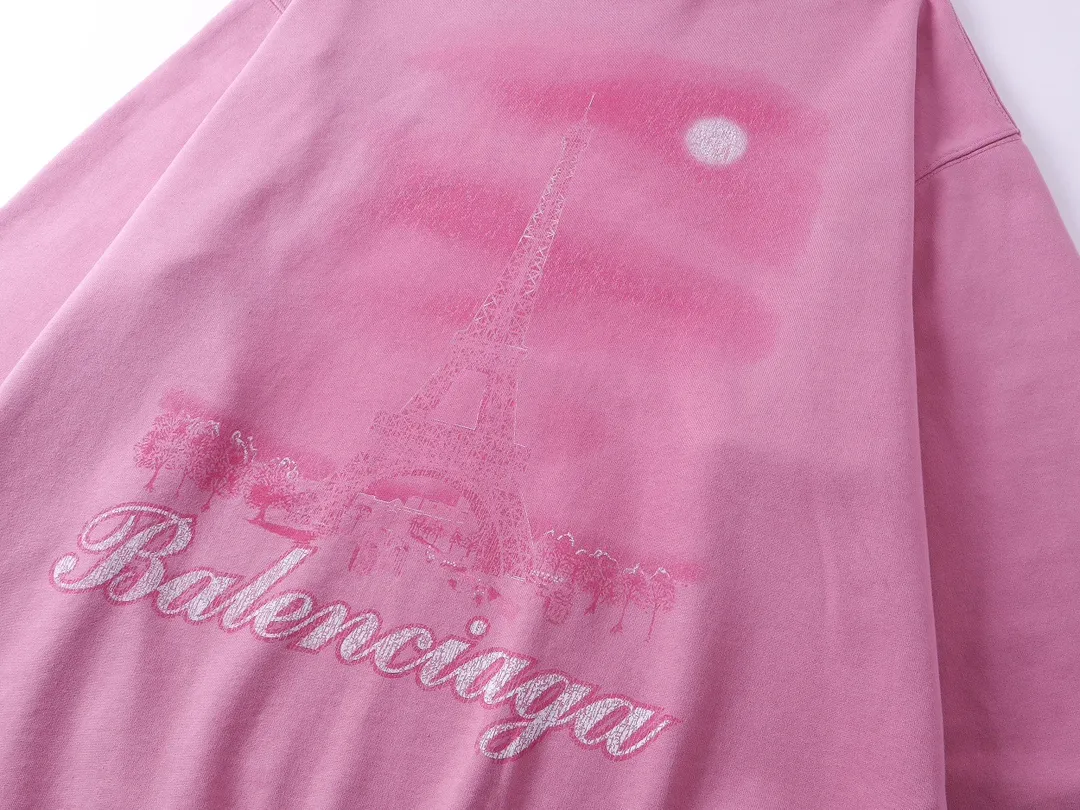 🅿️370 real photos [Top version. Official website quality] BALENCI*GA/Paris. 2024 latest autumn and winter Paris Eiffel Tower direct-injection white ink gradient color printing washed and worn hooded sweatshirt. Overweight craftsmanship, brick cabinet synchronization. ⚠️Distinguish the market currency, genuine product development, welcome to compare! The weight is 460 grams, ground. The hand-painted is consistent with ZP, and the printing uses Kornit digital direct printing. The garments are washed and worn. The whole piece is designed with extra heavy craftsmanship. Comparisons welcome. The version adopts OS loose shoulder design. Same style for men and women. Code: BL238919 Color: pink, washed blue Size: XS. S. M. L