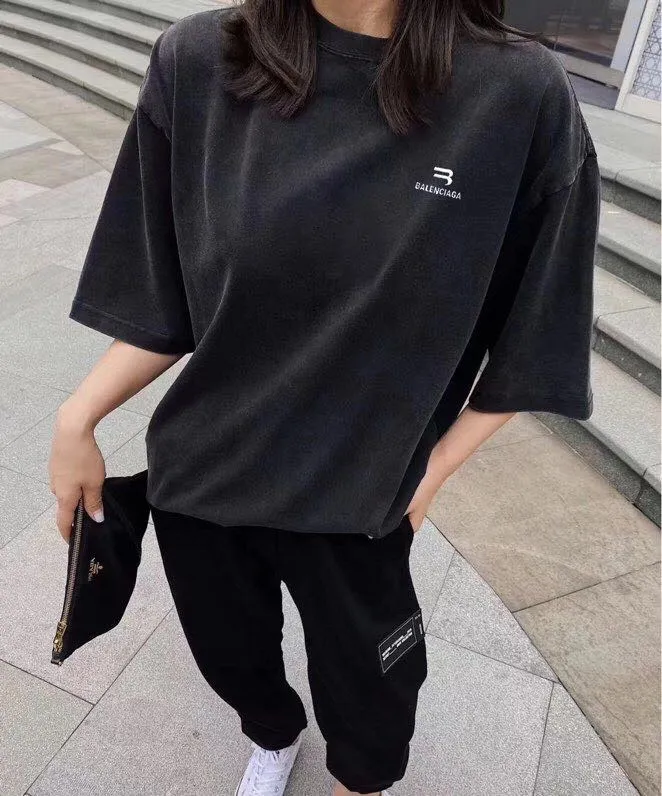 ♻️💯Upper body reference model picture❤️The top tested version BALENCIAGA Balenciaga's new LOGO inverted chest embroidery print male and female couple stars the same short-sleeved T-shirt. It uses imported Tajima embroidery printing, the printing texture is clear and full! Ready-made garments are washed, fried snowflakes and sanded. The scrap rate is very high. Full of craftsmanship. 32S 280g double-ply double yarn pure cotton fabric. Ready-made garments are shaped and washed! Full of drape. The hem has a high-low bifurcated design, with a clear sense of layering and BF design style! Butt-covering artifact! Girls can have their lower body disappear in an instant! Accessories: Butter paper with logo, three-label synchronous official website Size: XS-L Color: Washed black P:280
