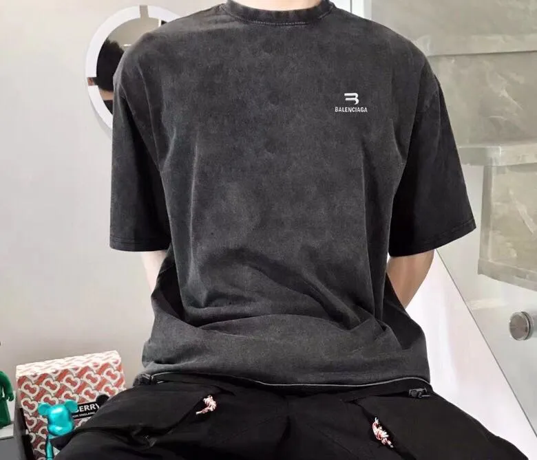 ♻️💯Upper body reference model picture❤️The top tested version BALENCIAGA Balenciaga's new LOGO inverted chest embroidery print male and female couple stars the same short-sleeved T-shirt. It uses imported Tajima embroidery printing, the printing texture is clear and full! Ready-made garments are washed, fried snowflakes and sanded. The scrap rate is very high. Full of craftsmanship. 32S 280g double-ply double yarn pure cotton fabric. Ready-made garments are shaped and washed! Full of drape. The hem has a high-low bifurcated design, with a clear sense of layering and BF design style! Butt-covering artifact! Girls can have their lower body disappear in an instant! Accessories: Butter paper with logo, three-label synchronous official website Size: XS-L Color: Washed black P:280