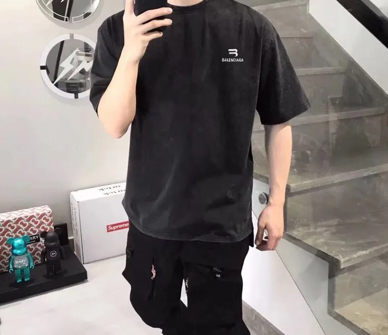 ♻️💯Upper body reference model picture❤️The top tested version BALENCIAGA Balenciaga's new LOGO inverted chest embroidery print male and female couple stars the same short-sleeved T-shirt. It uses imported Tajima embroidery printing, the printing texture is clear and full! Ready-made garments are washed, fried snowflakes and sanded. The scrap rate is very high. Full of craftsmanship. 32S 280g double-ply double yarn pure cotton fabric. Ready-made garments are shaped and washed! Full of drape. The hem has a high-low bifurcated design, with a clear sense of layering and BF design style! Butt-covering artifact! Girls can have their lower body disappear in an instant! Accessories: Butter paper with logo, three-label synchronous official website Size: XS-L Color: Washed black P:280