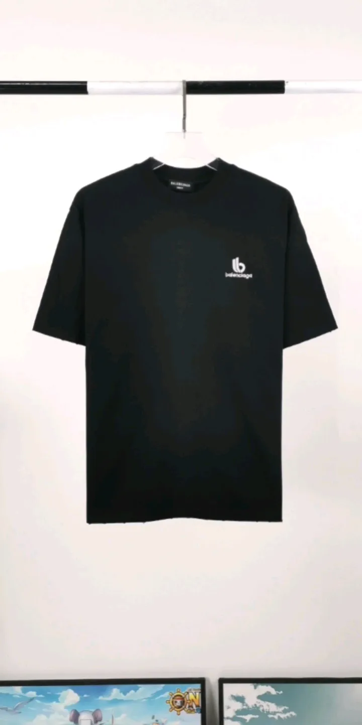 Real shot of the video————The top tested version of the new BALENCIAGA half-moon BB embroidery environmentally friendly large LOGO short-sleeved T-shirts for male and female couples celebrities is a popular model in the simple embroidery series, Behringer embroidery technology, embroidery is meticulous and meticulous! The font is full and the texture is clear! The fabric is made of 280g high-count double-yarn pure cotton, polyester-free, and absolutely no pilling! Size: XS-L Color: Black Mint Green P:240