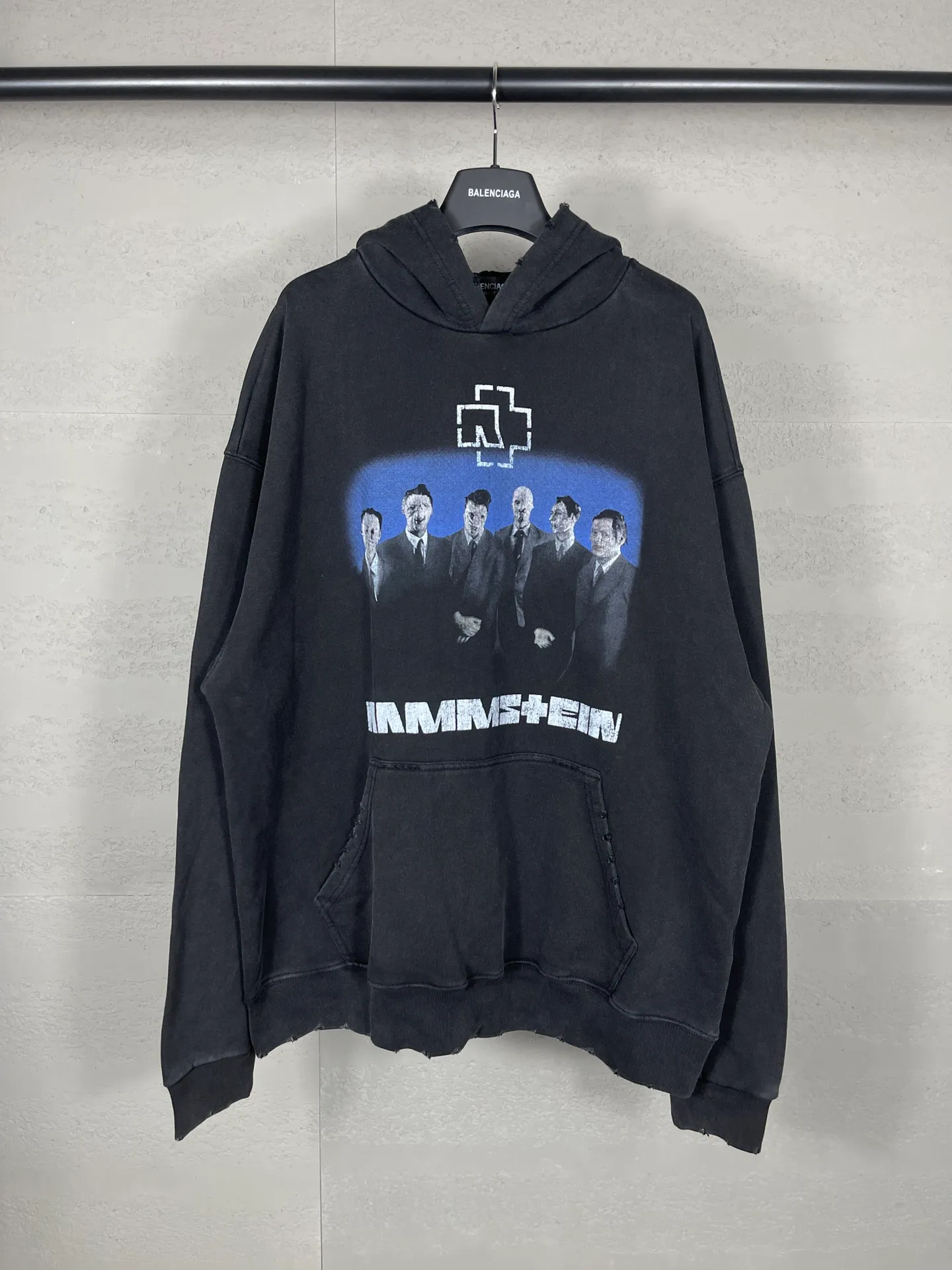 🅿️330 Actual pictures [Top version. Official website quality] BALENCI*GA/Paris Rammstein band co-branded hooded sweatshirt. The fabric is made of Paris ZP custom-woven and dyed cotton sweatshirt. The net weight is 450 grams. The cloth surface is clean. The cloth pattern is clear, soft and comfortable. The threads are dyed with no color difference. The pattern adopts Kornit digital direct printing machine, the letter strips are drawn with crack technology, the direct printing color is aligned with the original color, the LOGO is embroidered on the back of the clothes and legs, the ready-made clothes are washed and worn, the brick cabinets are restored, and the Jubie market is produced according to the pictures. You are welcome to compare the version and adopt the OS loose shoulder version. Same style for men and women Code: BL238070 Color: Washed black Size: XS S M L