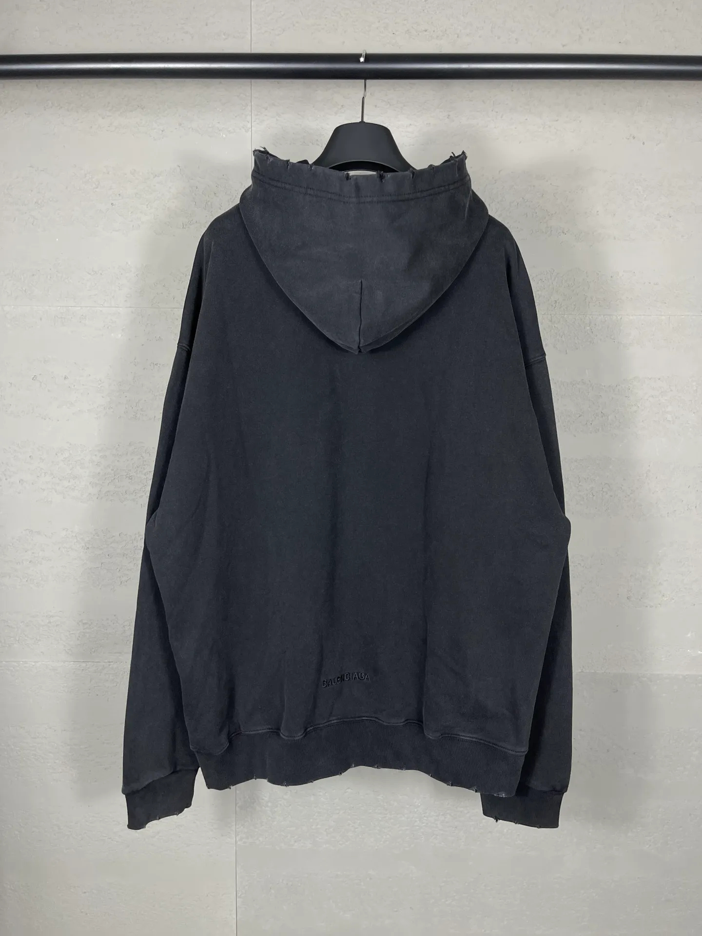🅿️330 Actual pictures [Top version. Official website quality] BALENCI*GA/Paris Rammstein band co-branded hooded sweatshirt. The fabric is made of Paris ZP custom-woven and dyed cotton sweatshirt. The net weight is 450 grams. The cloth surface is clean. The cloth pattern is clear, soft and comfortable. The threads are dyed with no color difference. The pattern adopts Kornit digital direct printing machine, the letter strips are drawn with crack technology, the direct printing color is aligned with the original color, the LOGO is embroidered on the back of the clothes and legs, the ready-made clothes are washed and worn, the brick cabinets are restored, and the Jubie market is produced according to the pictures. You are welcome to compare the version and adopt the OS loose shoulder version. Same style for men and women Code: BL238070 Color: Washed black Size: XS S M L