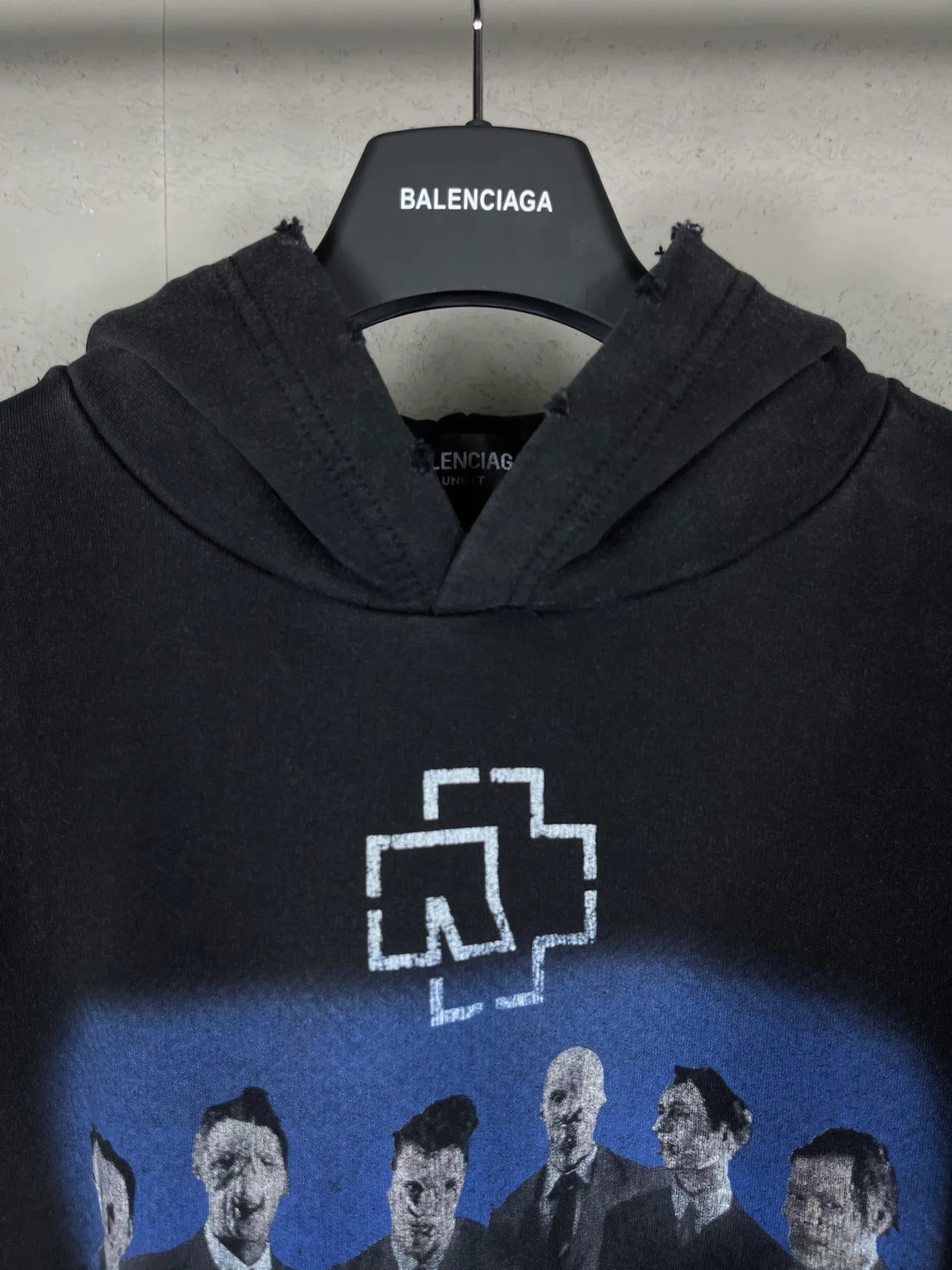 🅿️330 Actual pictures [Top version. Official website quality] BALENCI*GA/Paris Rammstein band co-branded hooded sweatshirt. The fabric is made of Paris ZP custom-woven and dyed cotton sweatshirt. The net weight is 450 grams. The cloth surface is clean. The cloth pattern is clear, soft and comfortable. The threads are dyed with no color difference. The pattern adopts Kornit digital direct printing machine, the letter strips are drawn with crack technology, the direct printing color is aligned with the original color, the LOGO is embroidered on the back of the clothes and legs, the ready-made clothes are washed and worn, the brick cabinets are restored, and the Jubie market is produced according to the pictures. You are welcome to compare the version and adopt the OS loose shoulder version. Same style for men and women Code: BL238070 Color: Washed black Size: XS S M L