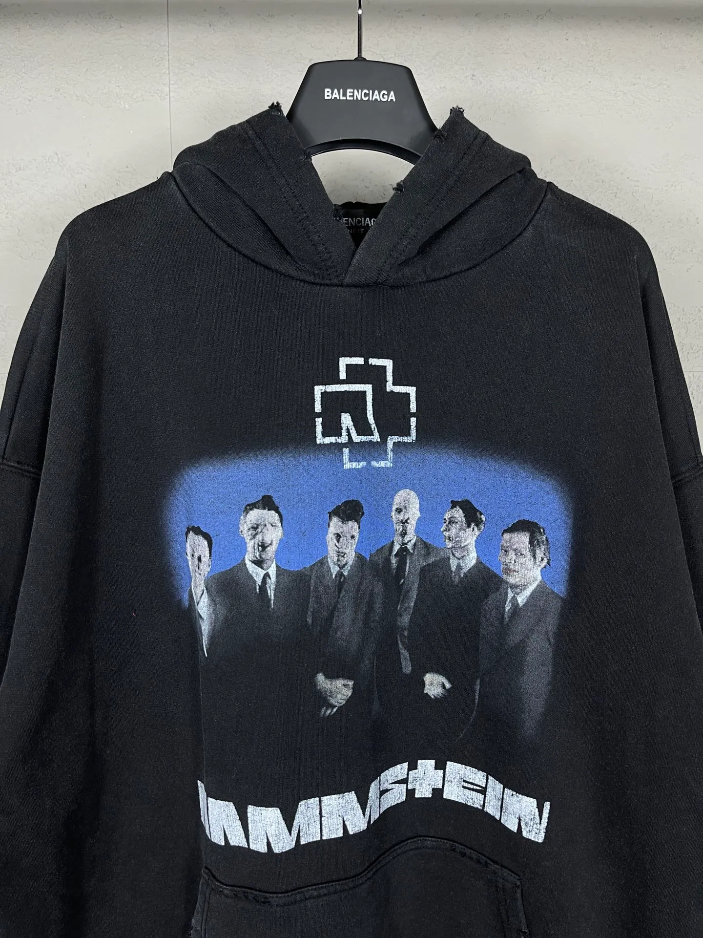 🅿️330 Actual pictures [Top version. Official website quality] BALENCI*GA/Paris Rammstein band co-branded hooded sweatshirt. The fabric is made of Paris ZP custom-woven and dyed cotton sweatshirt. The net weight is 450 grams. The cloth surface is clean. The cloth pattern is clear, soft and comfortable. The threads are dyed with no color difference. The pattern adopts Kornit digital direct printing machine, the letter strips are drawn with crack technology, the direct printing color is aligned with the original color, the LOGO is embroidered on the back of the clothes and legs, the ready-made clothes are washed and worn, the brick cabinets are restored, and the Jubie market is produced according to the pictures. You are welcome to compare the version and adopt the OS loose shoulder version. Same style for men and women Code: BL238070 Color: Washed black Size: XS S M L