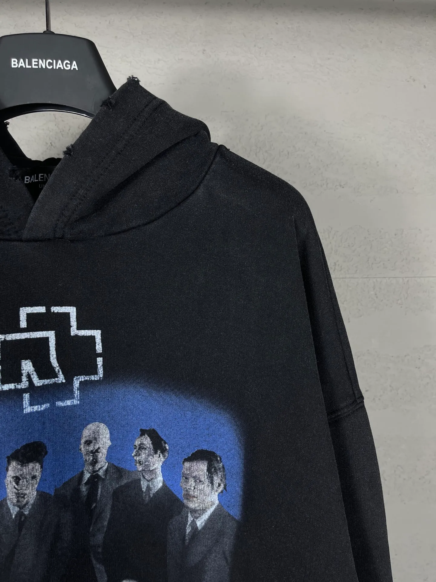 🅿️330 Actual pictures [Top version. Official website quality] BALENCI*GA/Paris Rammstein band co-branded hooded sweatshirt. The fabric is made of Paris ZP custom-woven and dyed cotton sweatshirt. The net weight is 450 grams. The cloth surface is clean. The cloth pattern is clear, soft and comfortable. The threads are dyed with no color difference. The pattern adopts Kornit digital direct printing machine, the letter strips are drawn with crack technology, the direct printing color is aligned with the original color, the LOGO is embroidered on the back of the clothes and legs, the ready-made clothes are washed and worn, the brick cabinets are restored, and the Jubie market is produced according to the pictures. You are welcome to compare the version and adopt the OS loose shoulder version. Same style for men and women Code: BL238070 Color: Washed black Size: XS S M L