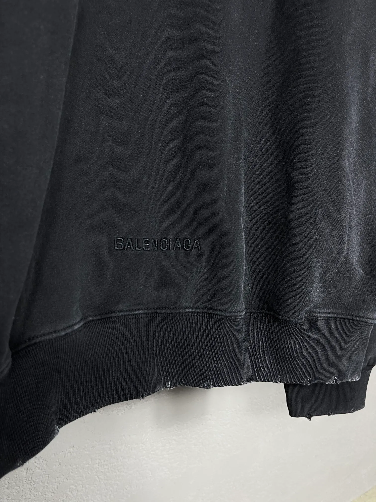🅿️330 Actual pictures [Top version. Official website quality] BALENCI*GA/Paris Rammstein band co-branded hooded sweatshirt. The fabric is made of Paris ZP custom-woven and dyed cotton sweatshirt. The net weight is 450 grams. The cloth surface is clean. The cloth pattern is clear, soft and comfortable. The threads are dyed with no color difference. The pattern adopts Kornit digital direct printing machine, the letter strips are drawn with crack technology, the direct printing color is aligned with the original color, the LOGO is embroidered on the back of the clothes and legs, the ready-made clothes are washed and worn, the brick cabinets are restored, and the Jubie market is produced according to the pictures. You are welcome to compare the version and adopt the OS loose shoulder version. Same style for men and women Code: BL238070 Color: Washed black Size: XS S M L