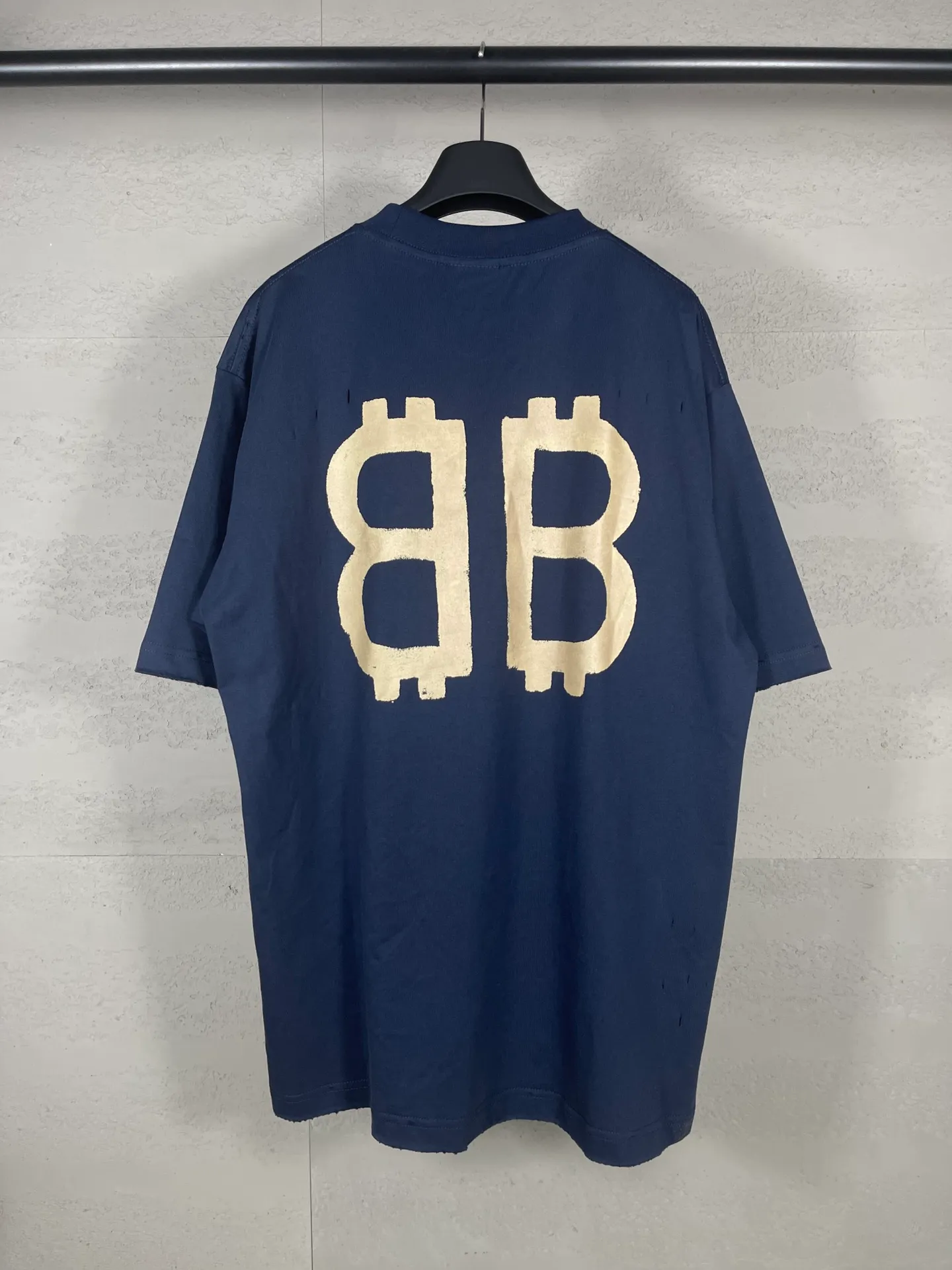 🅿️200 real photos [Top version. Official website quality] BALENCI*GA/Paris. 2023 latest mud hand-painted worn distressed short-sleeved T-shirt. Brick cabinet synchronization. ⚠️Difference in market currency. YB development. Color system is black and blue. Worn. Hand-painted consistent with ZP,‼ ️The fabric is made of Paris ZP custom-woven and dyed 100% double yarn compact cotton. The weight is 260 grams. The cloth surface is clean. The cloth pattern is clear, soft and comfortable. The threads are dyed with no color difference. Ready-made garments are hand-painted, worn, and distressed, with heavy craftsmanship. Comparisons welcome. The version adopts OS loose shoulder design. Same style for men and women. Code: BL223202 Color: black blue, off-white, smoky gray, royal blue. Size: XS to L