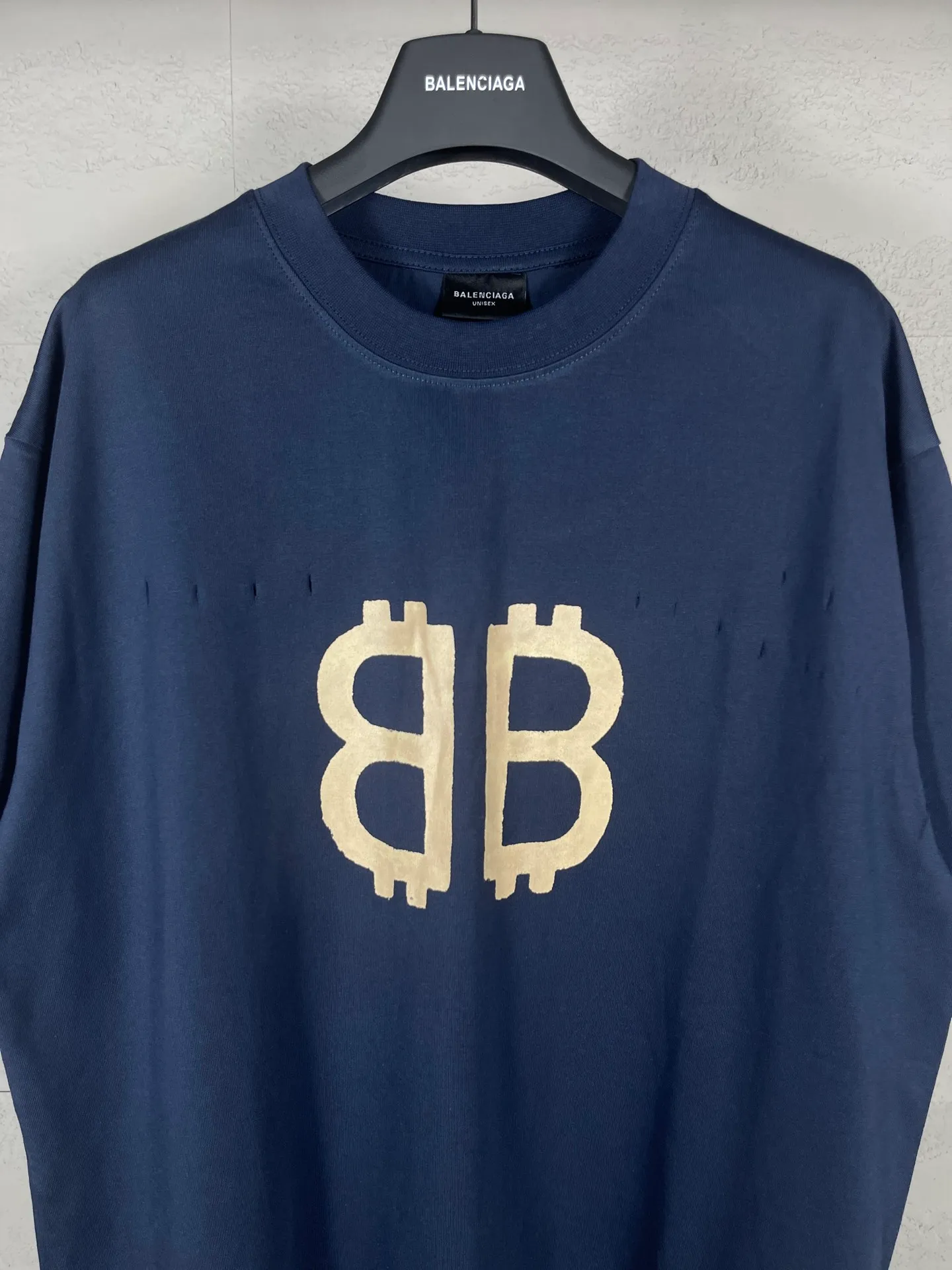 🅿️200 real photos [Top version. Official website quality] BALENCI*GA/Paris. 2023 latest mud hand-painted worn distressed short-sleeved T-shirt. Brick cabinet synchronization. ⚠️Difference in market currency. YB development. Color system is black and blue. Worn. Hand-painted consistent with ZP,‼ ️The fabric is made of Paris ZP custom-woven and dyed 100% double yarn compact cotton. The weight is 260 grams. The cloth surface is clean. The cloth pattern is clear, soft and comfortable. The threads are dyed with no color difference. Ready-made garments are hand-painted, worn, and distressed, with heavy craftsmanship. Comparisons welcome. The version adopts OS loose shoulder design. Same style for men and women. Code: BL223202 Color: black blue, off-white, smoky gray, royal blue. Size: XS to L