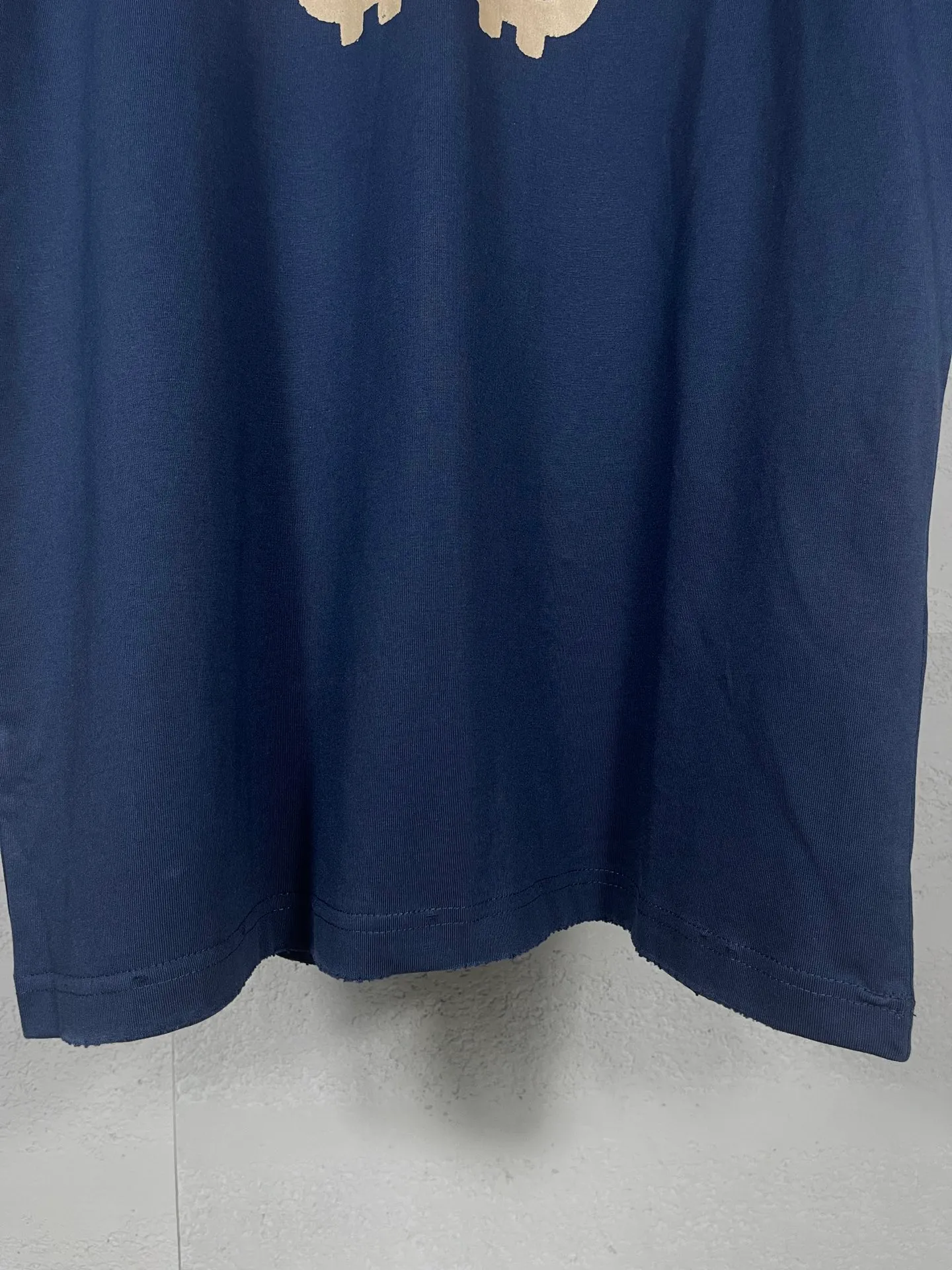 🅿️200 real photos [Top version. Official website quality] BALENCI*GA/Paris. 2023 latest mud hand-painted worn distressed short-sleeved T-shirt. Brick cabinet synchronization. ⚠️Difference in market currency. YB development. Color system is black and blue. Worn. Hand-painted consistent with ZP,‼ ️The fabric is made of Paris ZP custom-woven and dyed 100% double yarn compact cotton. The weight is 260 grams. The cloth surface is clean. The cloth pattern is clear, soft and comfortable. The threads are dyed with no color difference. Ready-made garments are hand-painted, worn, and distressed, with heavy craftsmanship. Comparisons welcome. The version adopts OS loose shoulder design. Same style for men and women. Code: BL223202 Color: black blue, off-white, smoky gray, royal blue. Size: XS to L