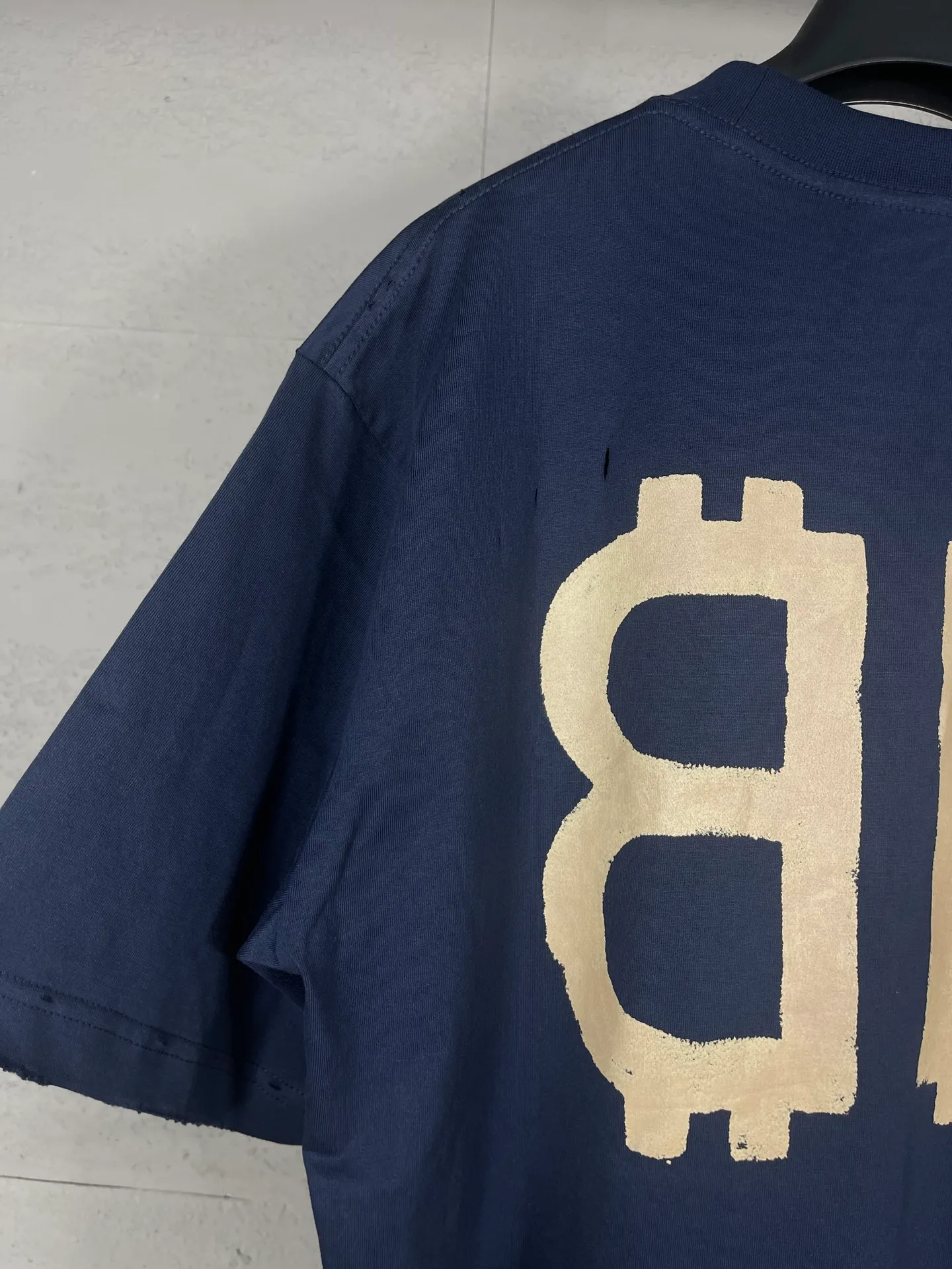 🅿️200 real photos [Top version. Official website quality] BALENCI*GA/Paris. 2023 latest mud hand-painted worn distressed short-sleeved T-shirt. Brick cabinet synchronization. ⚠️Difference in market currency. YB development. Color system is black and blue. Worn. Hand-painted consistent with ZP,‼ ️The fabric is made of Paris ZP custom-woven and dyed 100% double yarn compact cotton. The weight is 260 grams. The cloth surface is clean. The cloth pattern is clear, soft and comfortable. The threads are dyed with no color difference. Ready-made garments are hand-painted, worn, and distressed, with heavy craftsmanship. Comparisons welcome. The version adopts OS loose shoulder design. Same style for men and women. Code: BL223202 Color: black blue, off-white, smoky gray, royal blue. Size: XS to L