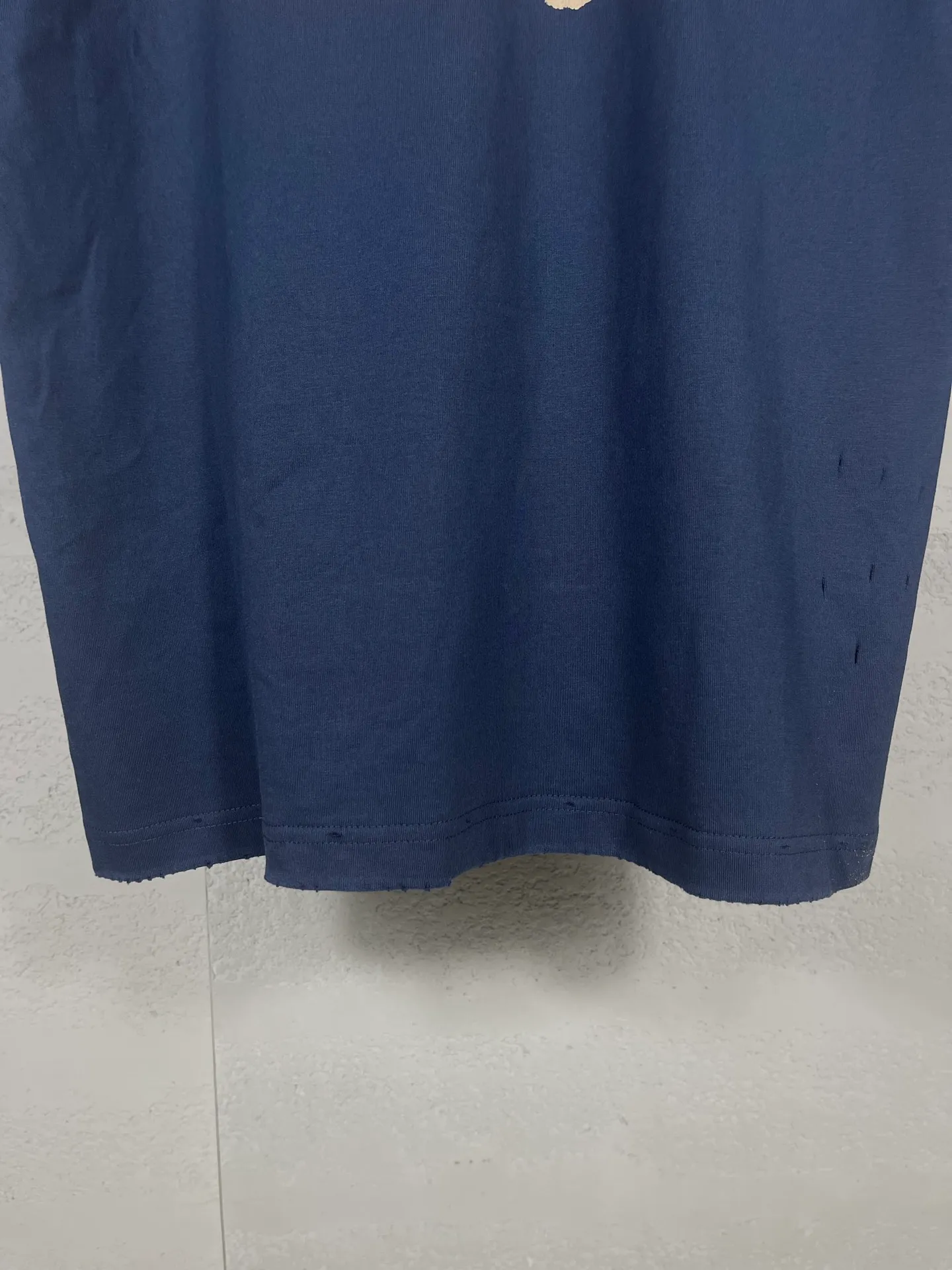 🅿️200 real photos [Top version. Official website quality] BALENCI*GA/Paris. 2023 latest mud hand-painted worn distressed short-sleeved T-shirt. Brick cabinet synchronization. ⚠️Difference in market currency. YB development. Color system is black and blue. Worn. Hand-painted consistent with ZP,‼ ️The fabric is made of Paris ZP custom-woven and dyed 100% double yarn compact cotton. The weight is 260 grams. The cloth surface is clean. The cloth pattern is clear, soft and comfortable. The threads are dyed with no color difference. Ready-made garments are hand-painted, worn, and distressed, with heavy craftsmanship. Comparisons welcome. The version adopts OS loose shoulder design. Same style for men and women. Code: BL223202 Color: black blue, off-white, smoky gray, royal blue. Size: XS to L