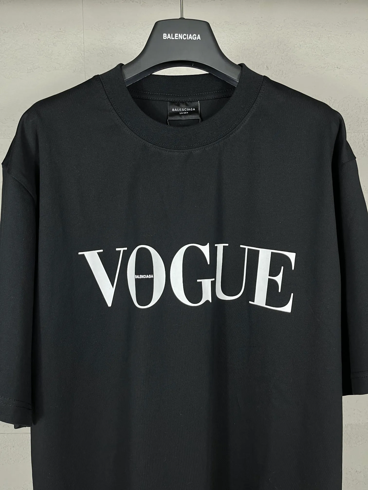 🅿️186 photos [Top version. Official website quality] BALENCI*GA/Paris. SS24 new Balenciaga Vogue co-branded series. Front and rear LOGO direct-printed short-sleeved T-shirt. Brick cabinet synchronization. Genuine product developed at the first time, happy to print and compare! The fabric is made of Paris ZP custom-woven and dyed cotton double yarn. Weighing 260 grams, the cloth surface is clean. The cloth pattern is clear, soft and comfortable. The threads are dyed with no color difference. The printing is made of environmentally friendly imported materials with direct inkjet printing. The pattern letters are clear and the effect is three-dimensional. The version adopts OS loose shoulder style. Same style for men and women. Code: BL223399 Color: black, red, off-white Size: XS S M L