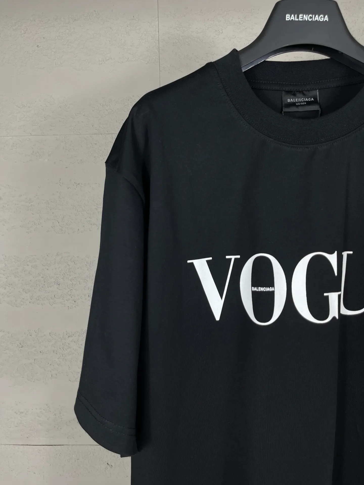 🅿️186 photos [Top version. Official website quality] BALENCI*GA/Paris. SS24 new Balenciaga Vogue co-branded series. Front and rear LOGO direct-printed short-sleeved T-shirt. Brick cabinet synchronization. Genuine product developed at the first time, happy to print and compare! The fabric is made of Paris ZP custom-woven and dyed cotton double yarn. Weighing 260 grams, the cloth surface is clean. The cloth pattern is clear, soft and comfortable. The threads are dyed with no color difference. The printing is made of environmentally friendly imported materials with direct inkjet printing. The pattern letters are clear and the effect is three-dimensional. The version adopts OS loose shoulder style. Same style for men and women. Code: BL223399 Color: black, red, off-white Size: XS S M L